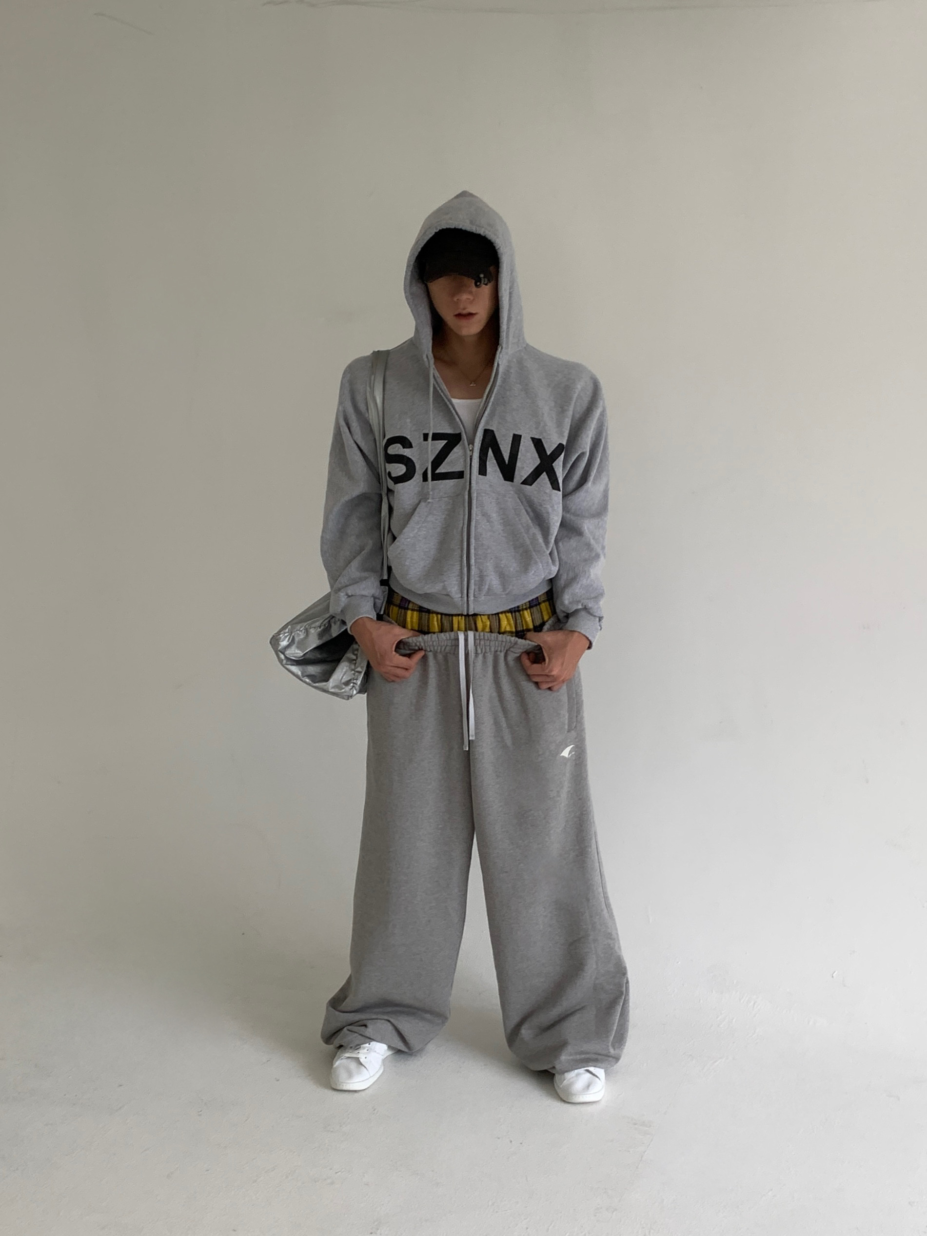 Yeezy HD-10 Grey - Korea Limited, Balenciaga x Adidas Stan Smith Core White Green 착용 스타일 - 7