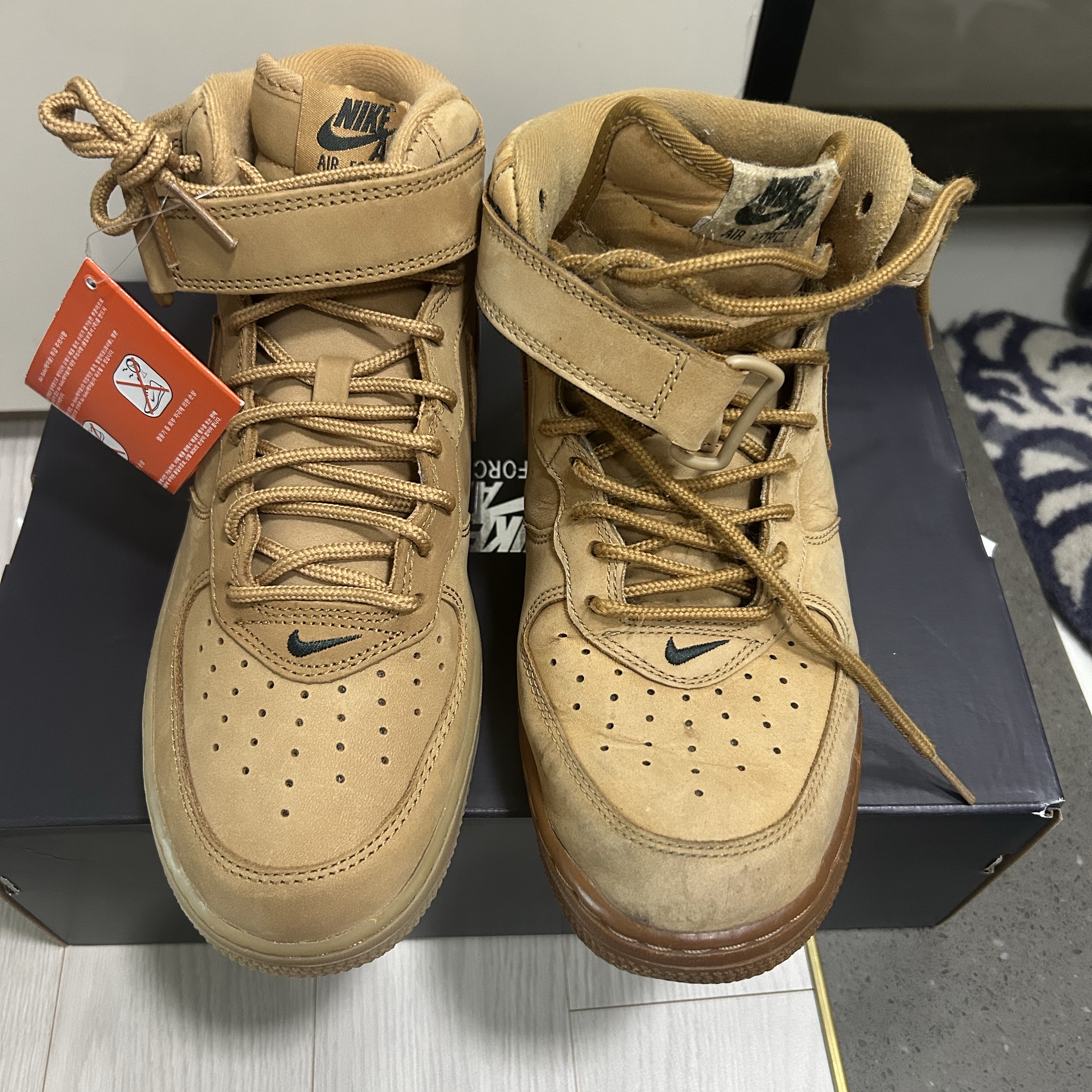 Nike Air Force 1 Mid Flax and Outdoor Green 착용 스타일 - 1