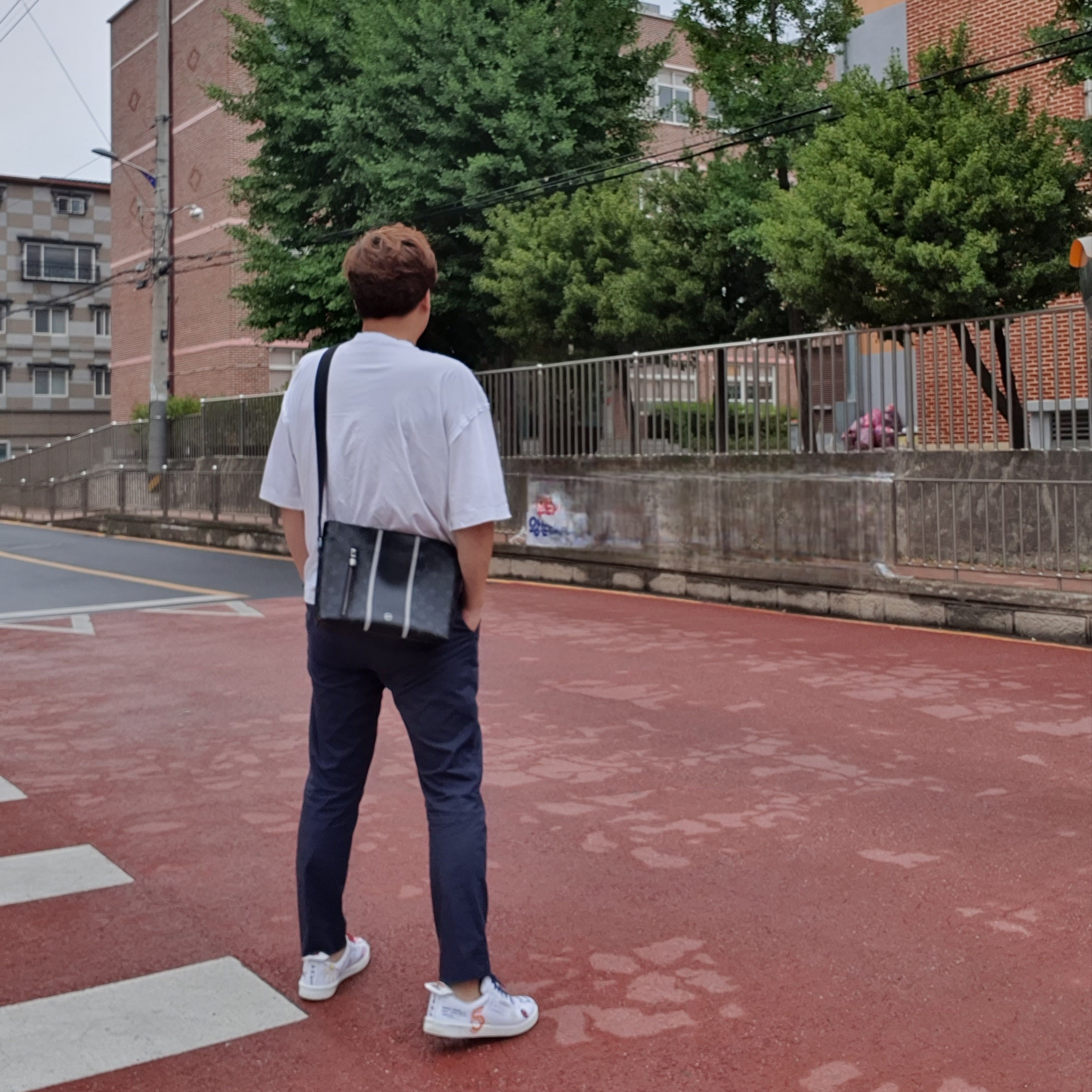 Chanel x Pharrell Wiliams Sneakers White Graffiti, Jil Sander Logo T-Shirt Natural 착용 스타일 - 2
