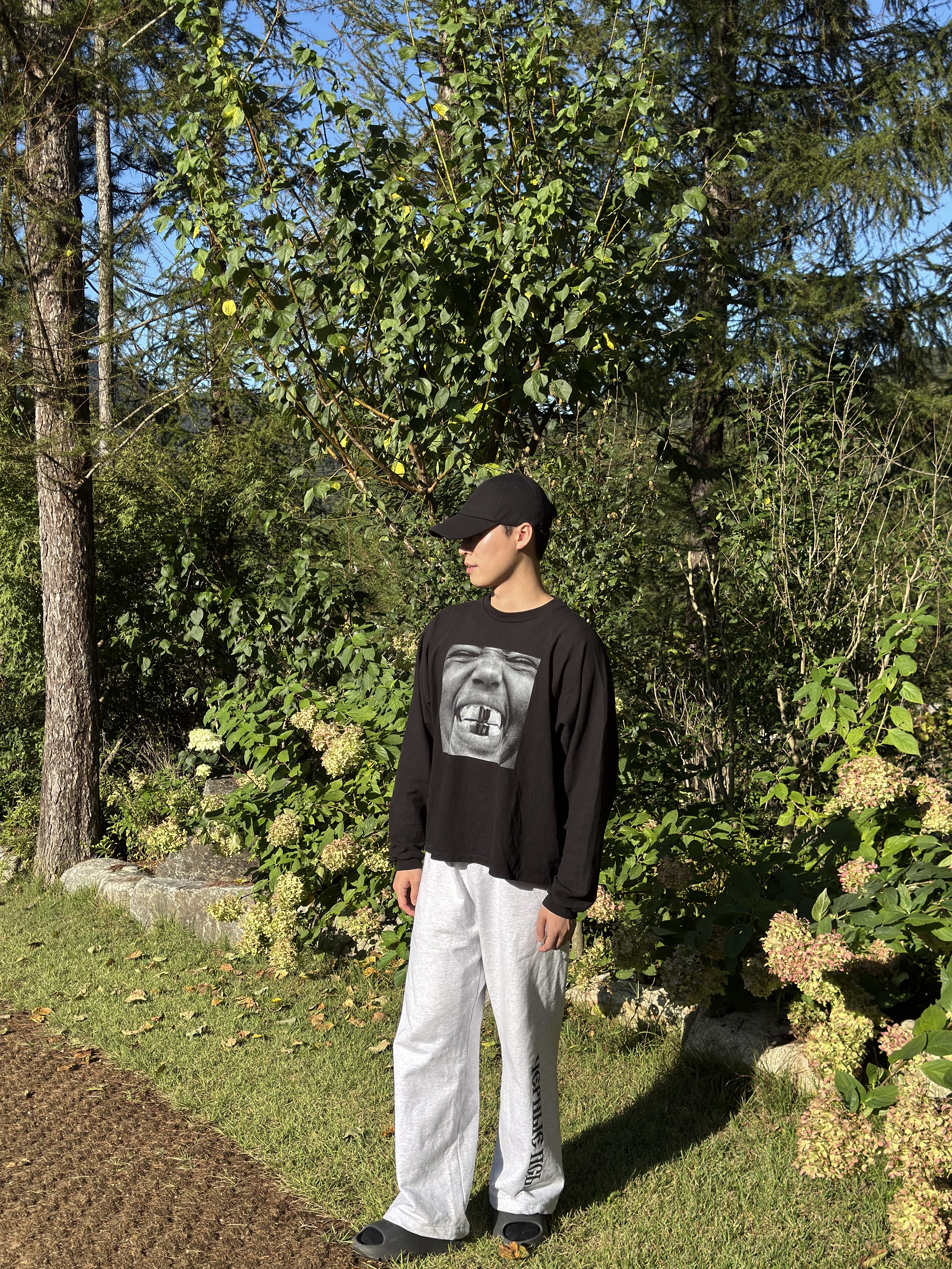 Yeezy Gap Engineered By Balenciaga Logo Cap Black, Yeezy Bully LS-01 Long Sleeve T-Shirt Black 착용 스타일