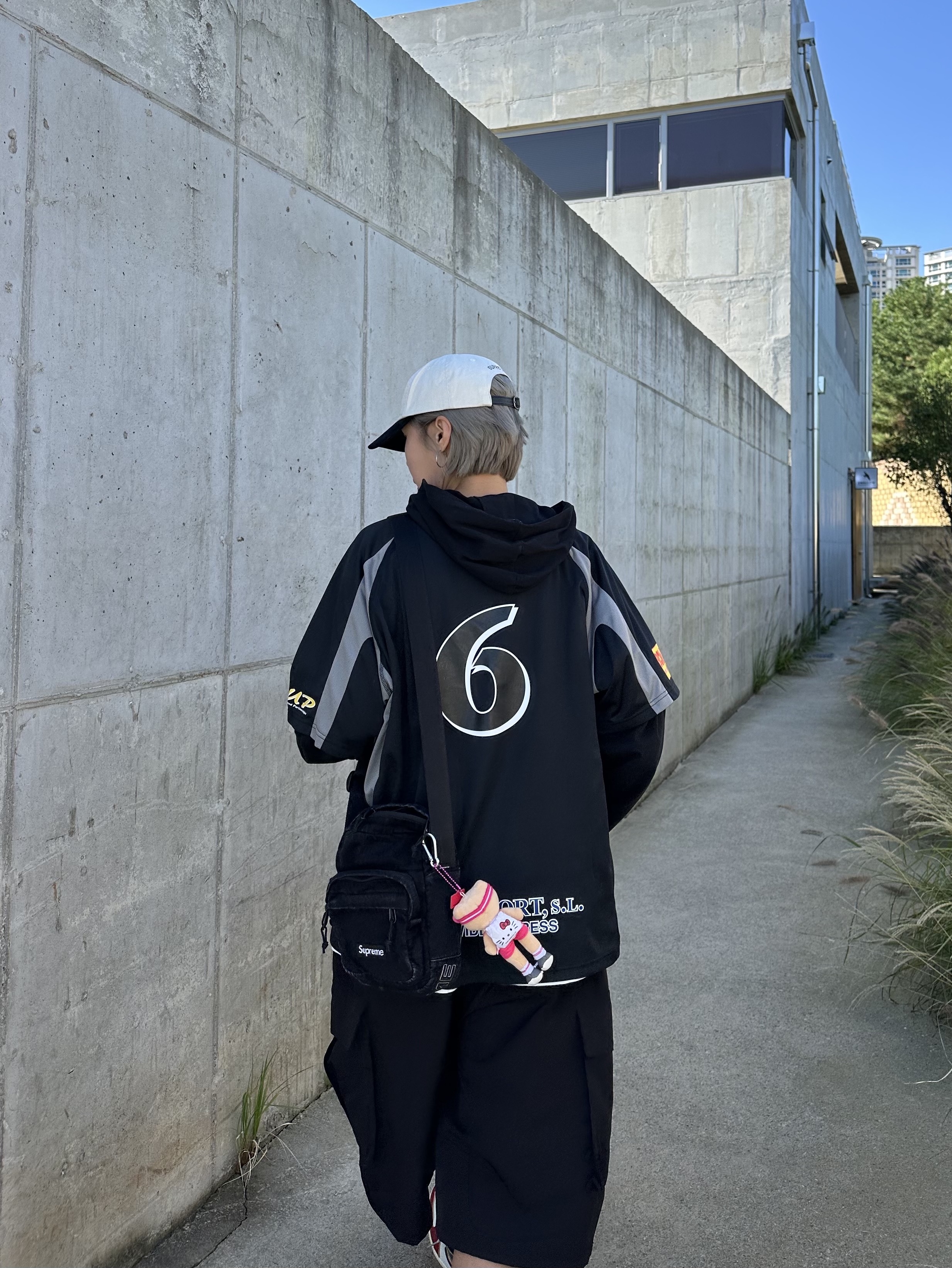 Supreme 2-Tone S Logo 6-Panel Stone - 24SS, Supreme Hooded Soccer Jersey Black - 23FW 착용 스타일 - 4