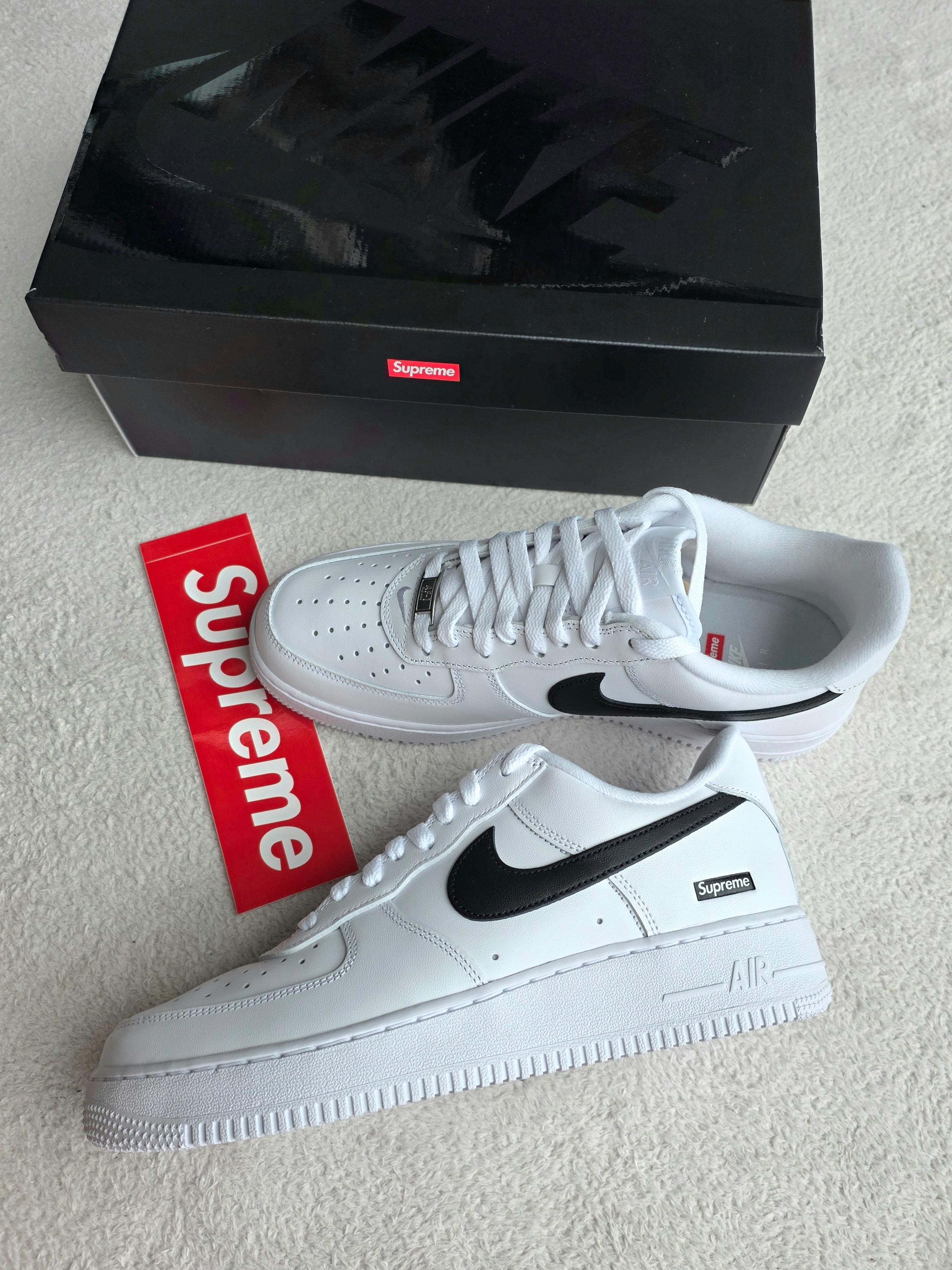 Nike x Supreme Air Force 1 Low White 착용 스타일 - 1