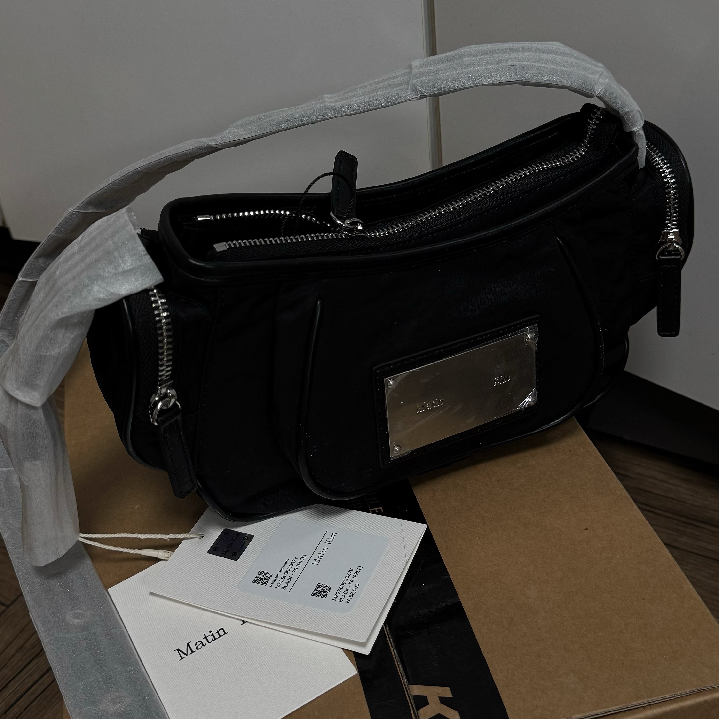 Matin Kim Madeleine Round Bag Black 착용 스타일