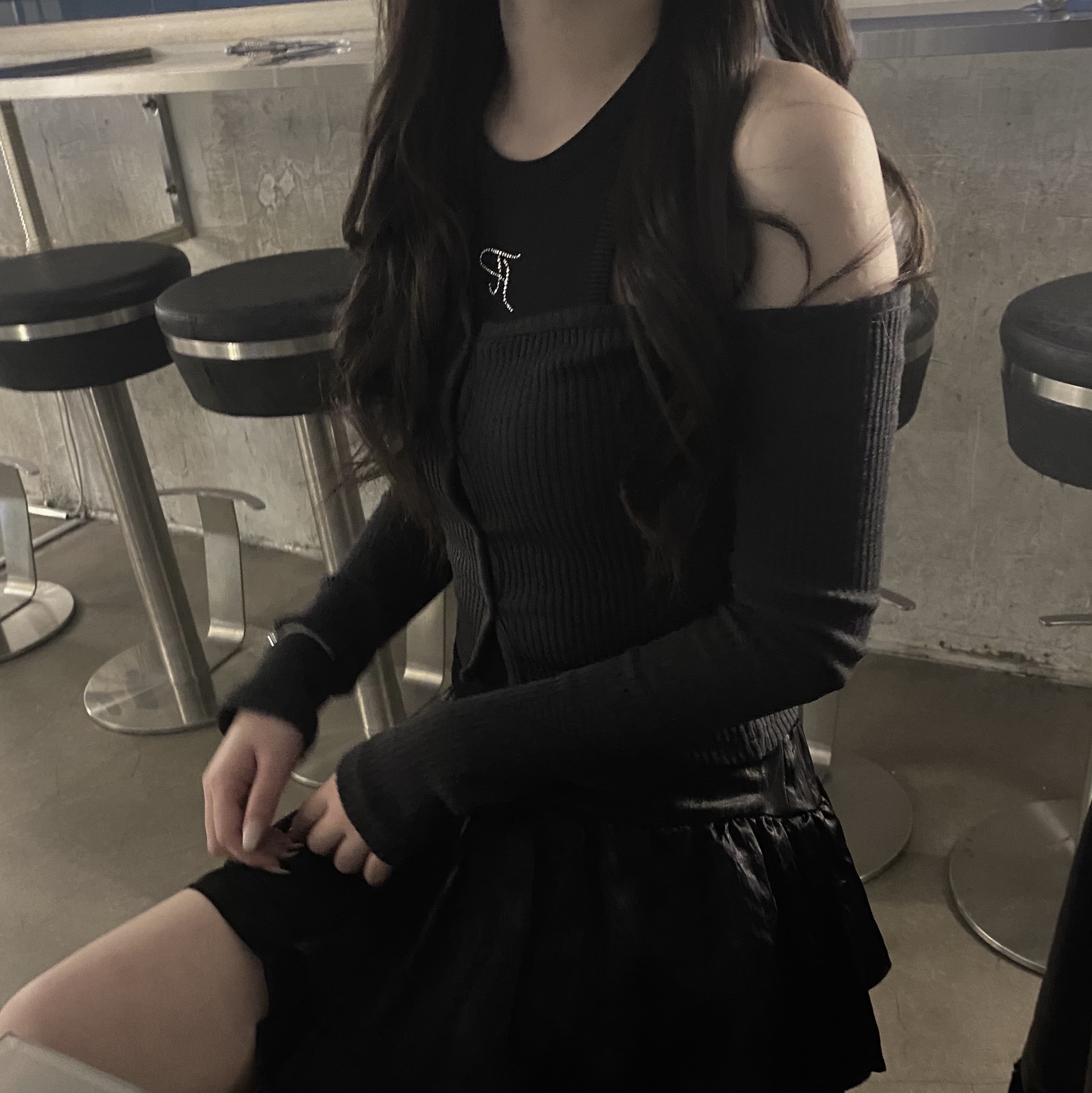 (W) Threetimes Jewel Tank Top Cropped Length Black 착용 스타일