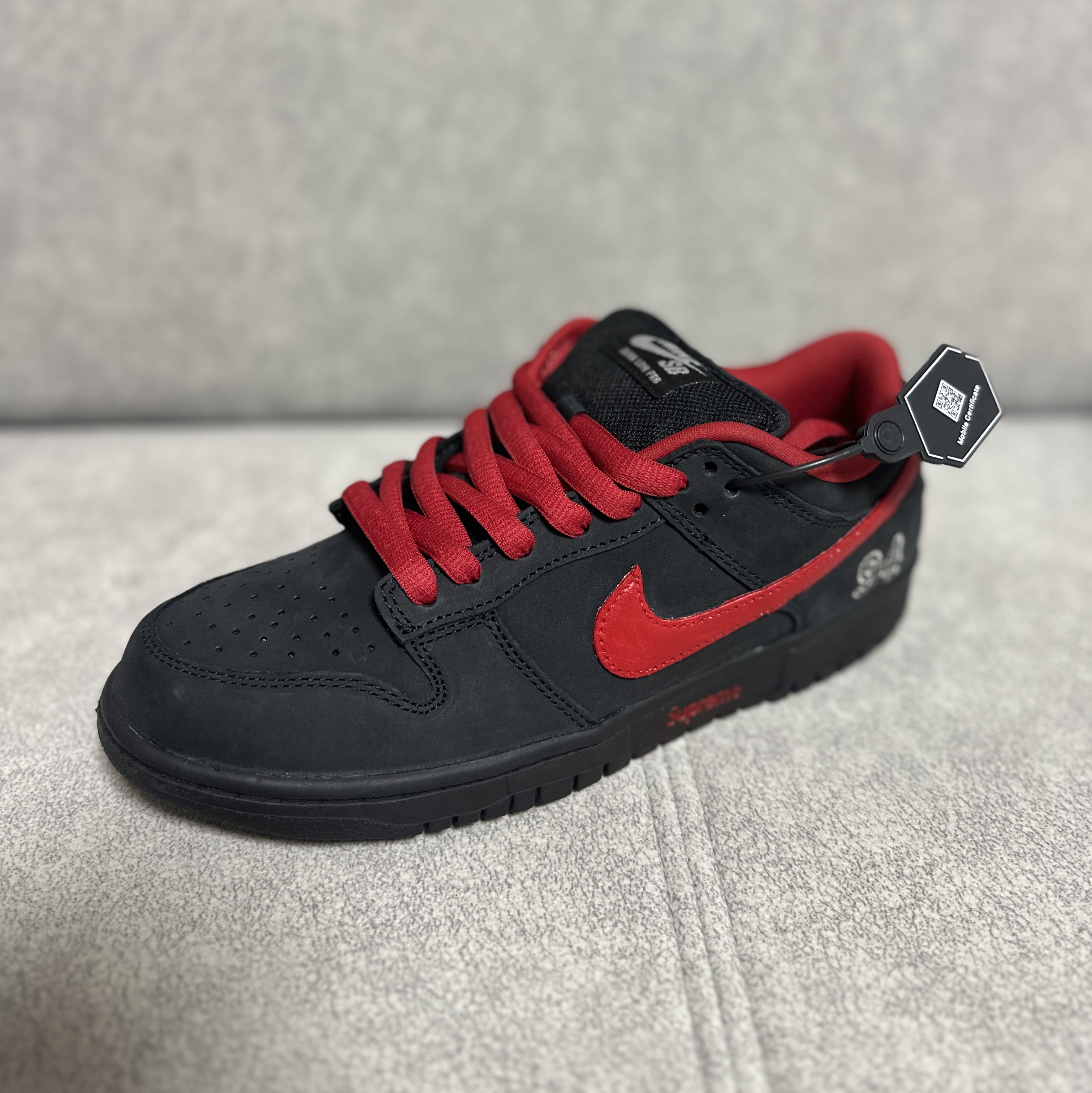 Nike x Supreme SB Dunk Low Black 착용 스타일 - 5
