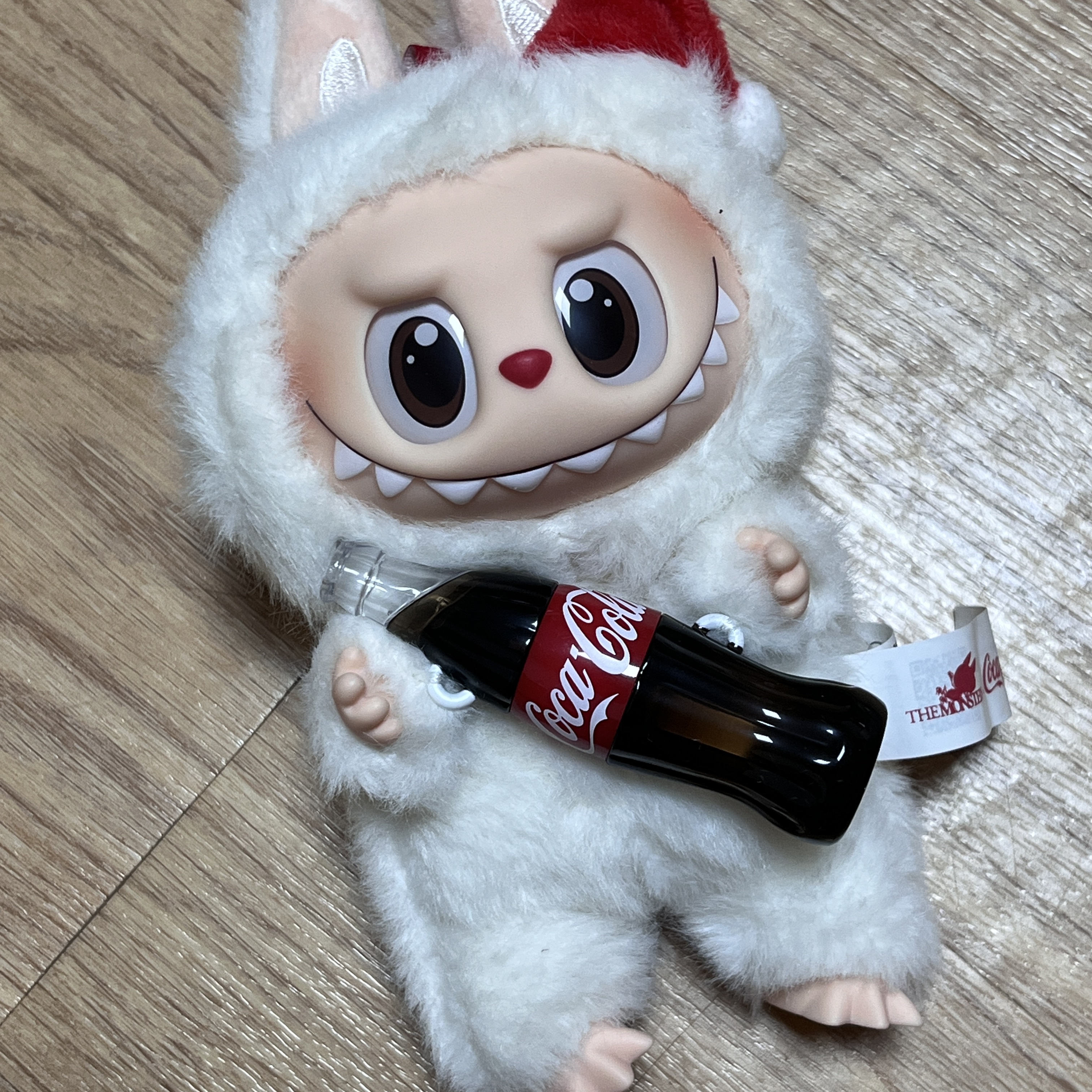 Pop Mart Labubu Coca Cola Series Surprise Shake Keyring (Opened Case) 착용 스타일