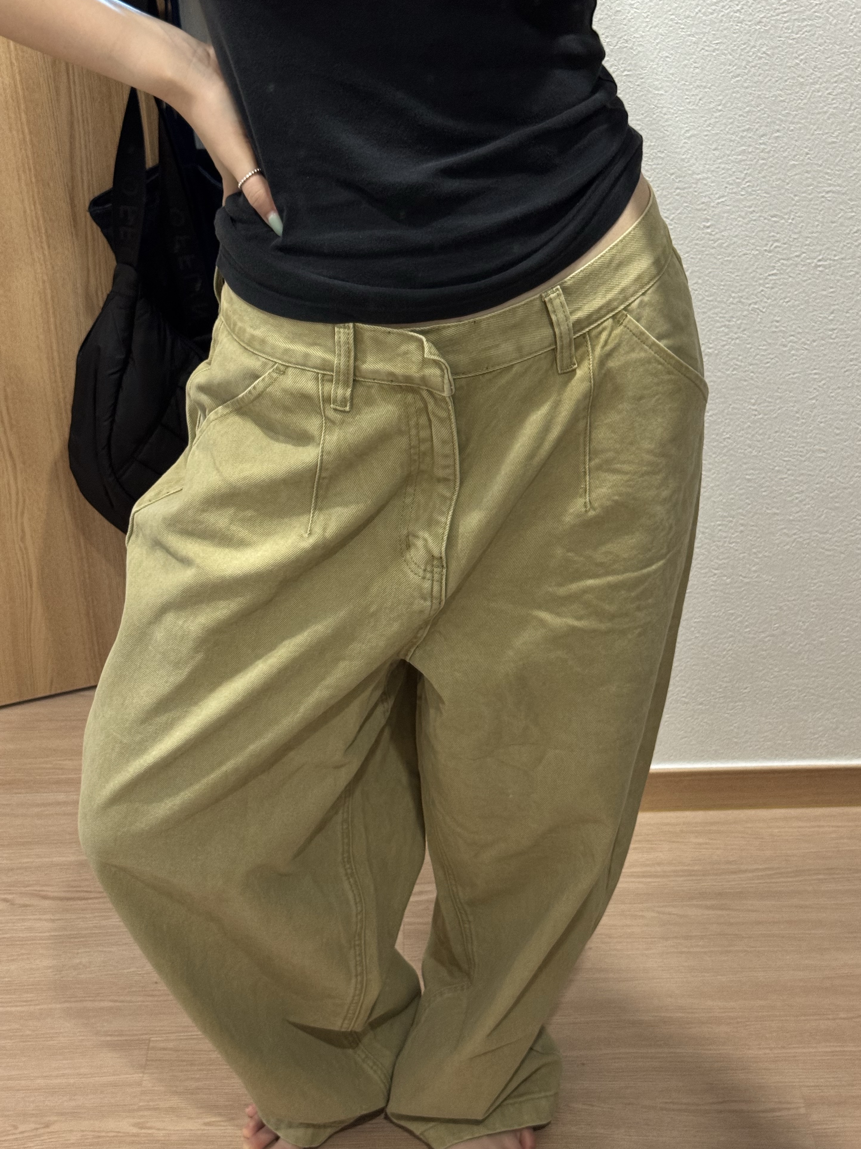 Suade Wide Chino Pants Khaki 착용 스타일