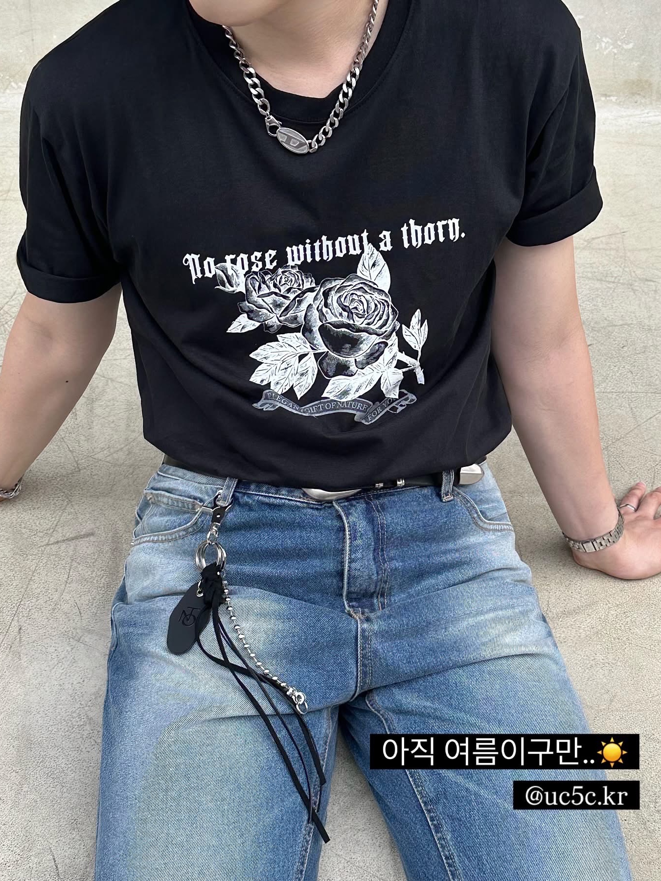 Monamhee x Peaceminusone Daihee Plush Keyring, Zara Rock Style Flap Shoulder Bag Black 착용 스타일 - 9