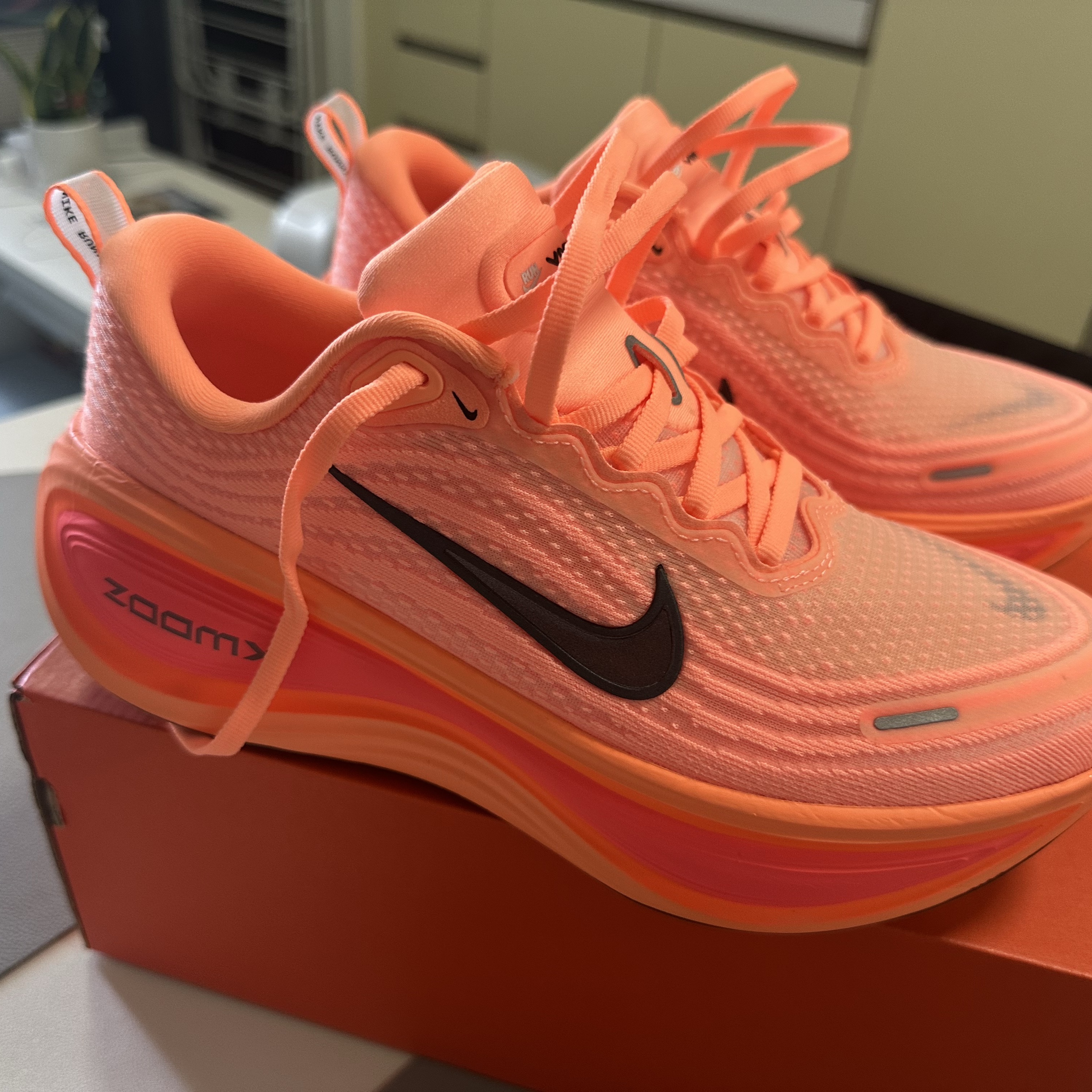 Nike Vomero Plus Orange Pulse Hot Lava 착용 스타일 - 2