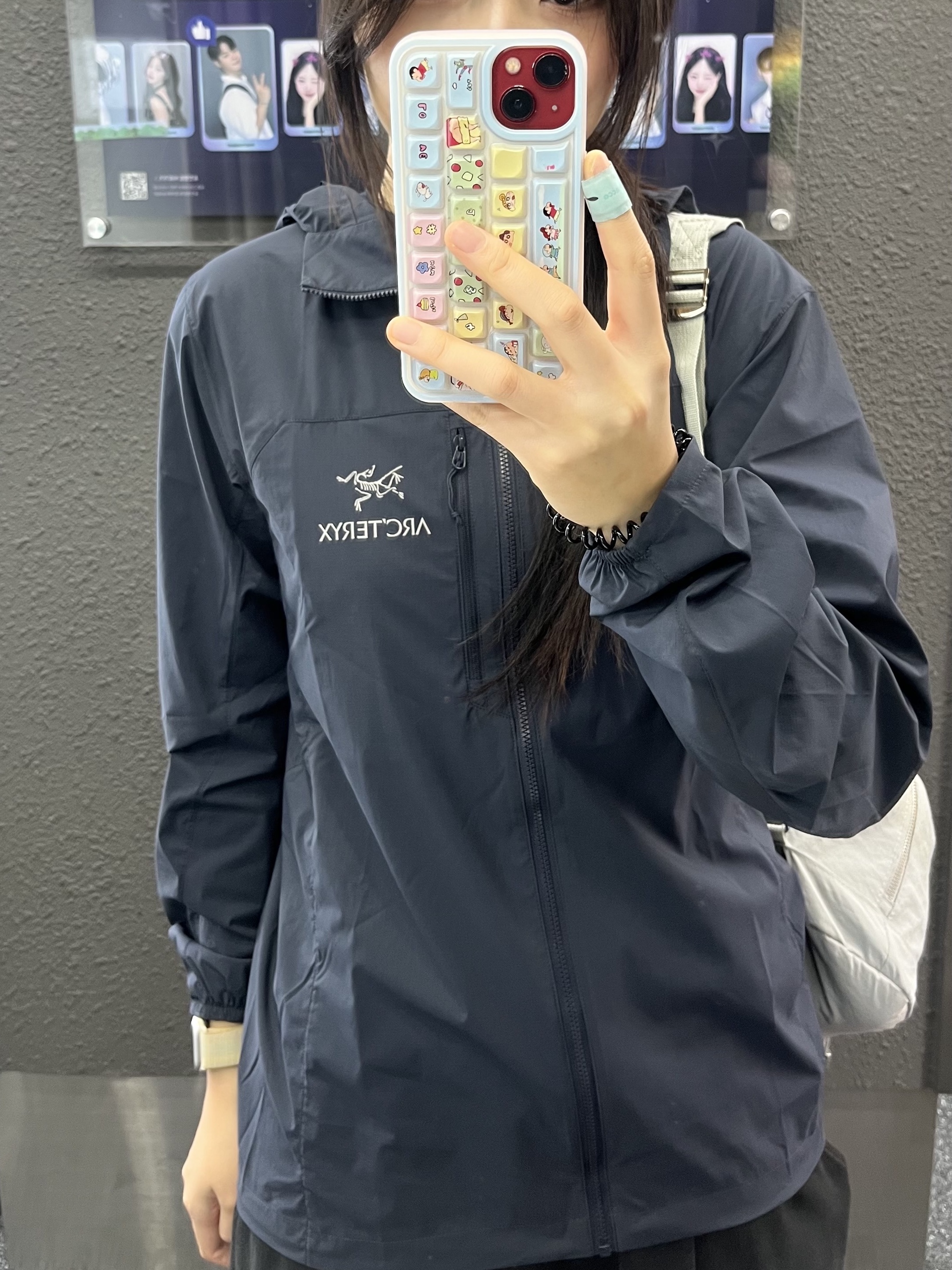 Arc'teryx Squamish Hoody Black Sapphire, Adidas Samba OG Black White Gum 착용 스타일 - 1
