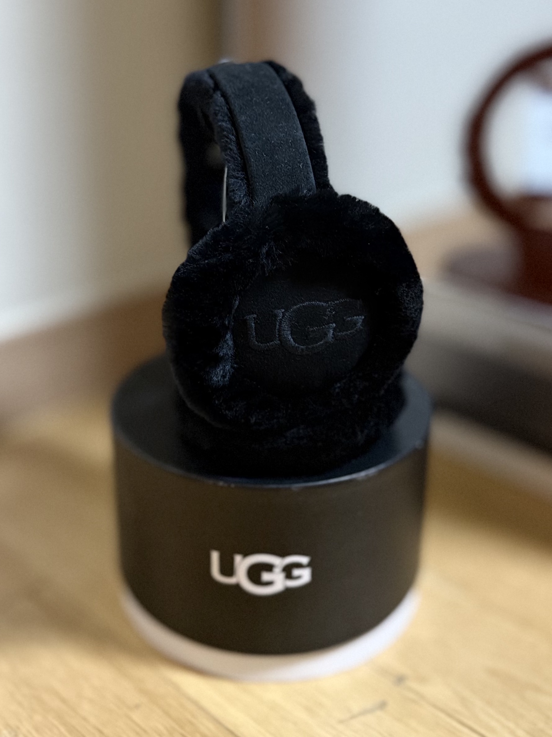 (W) UGG Embroidered Logo Earmuff Black 착용 스타일