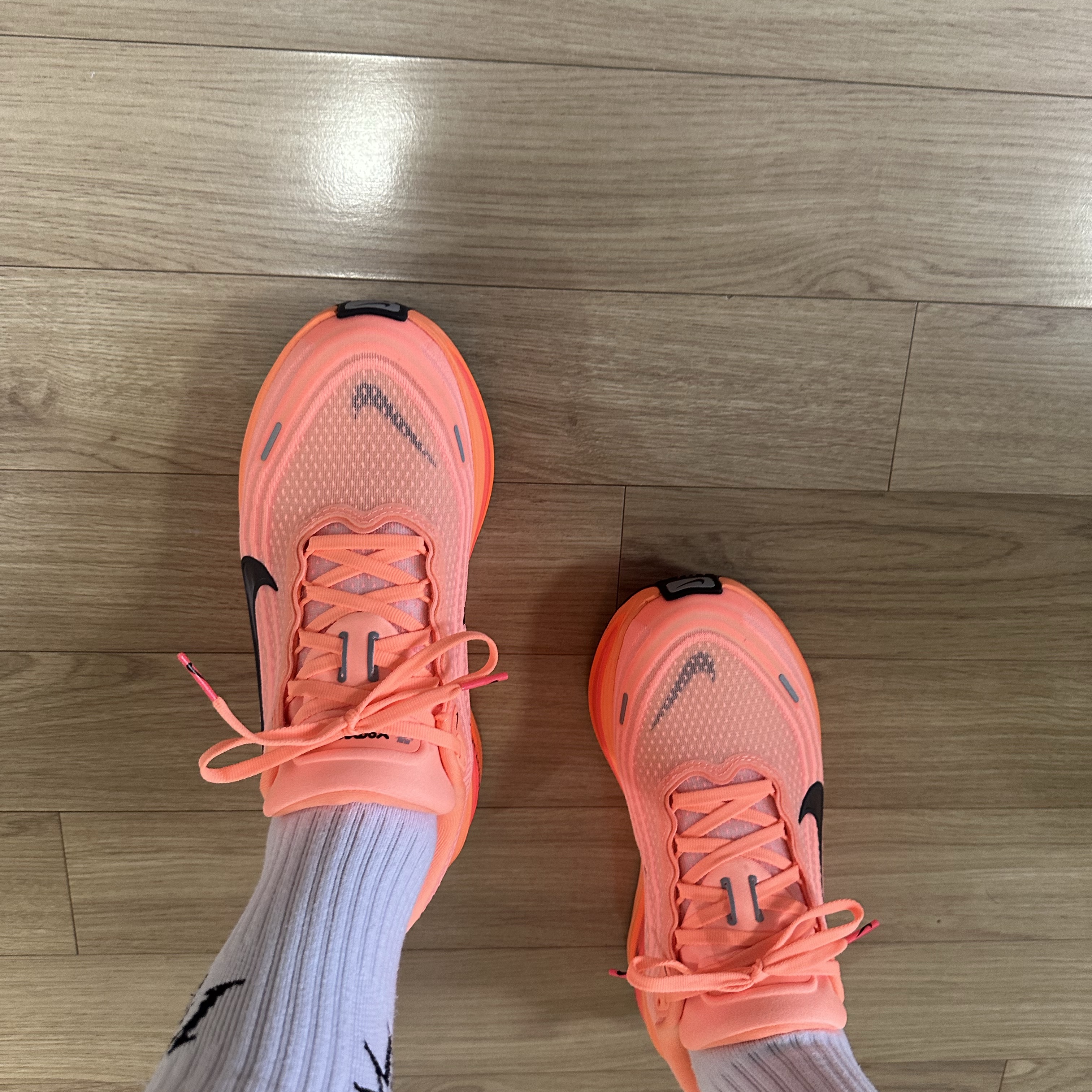 Nike Vomero Plus Orange Pulse Hot Lava 착용 스타일 - 3