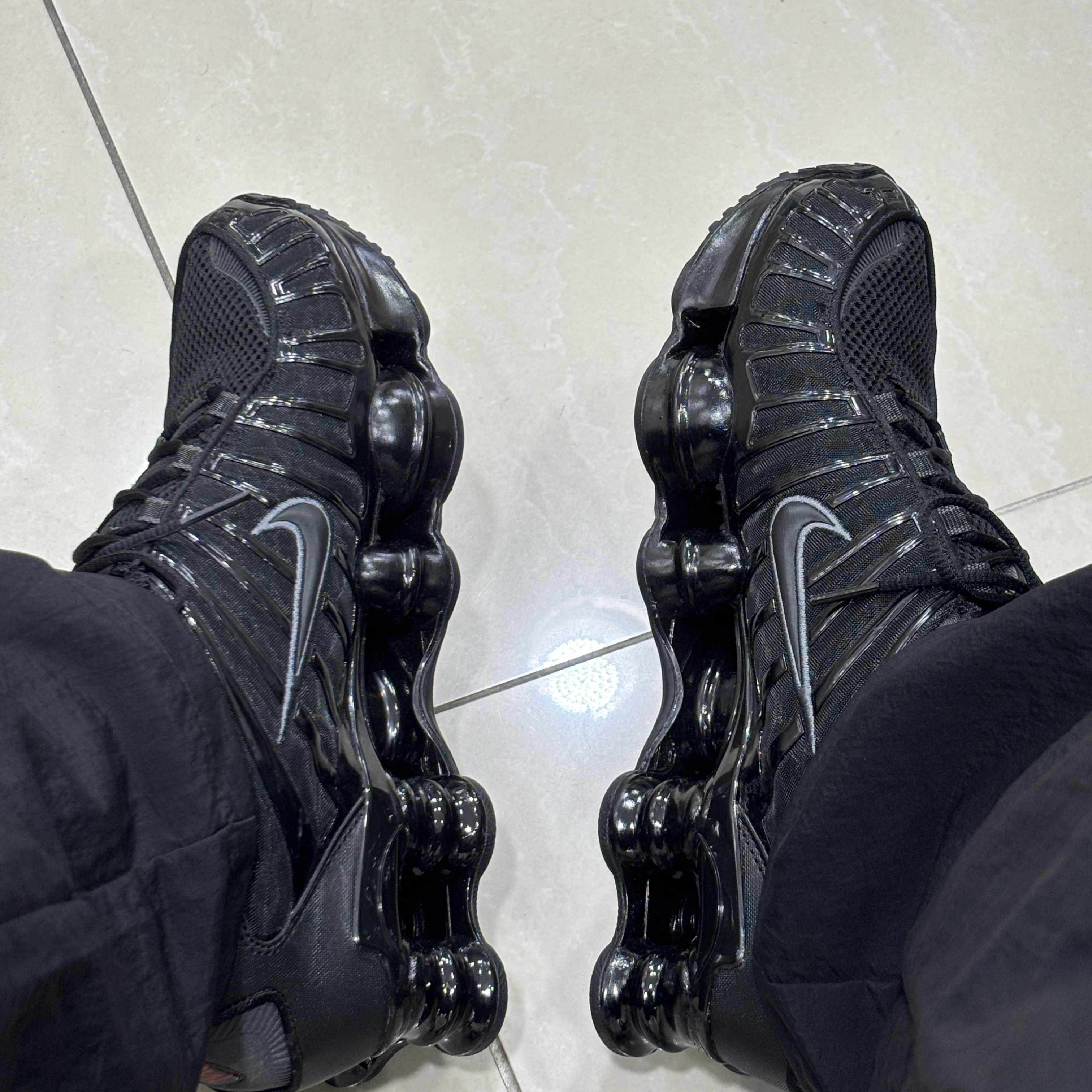 Nike Shox TL Black Metallic Hematite 착용 스타일