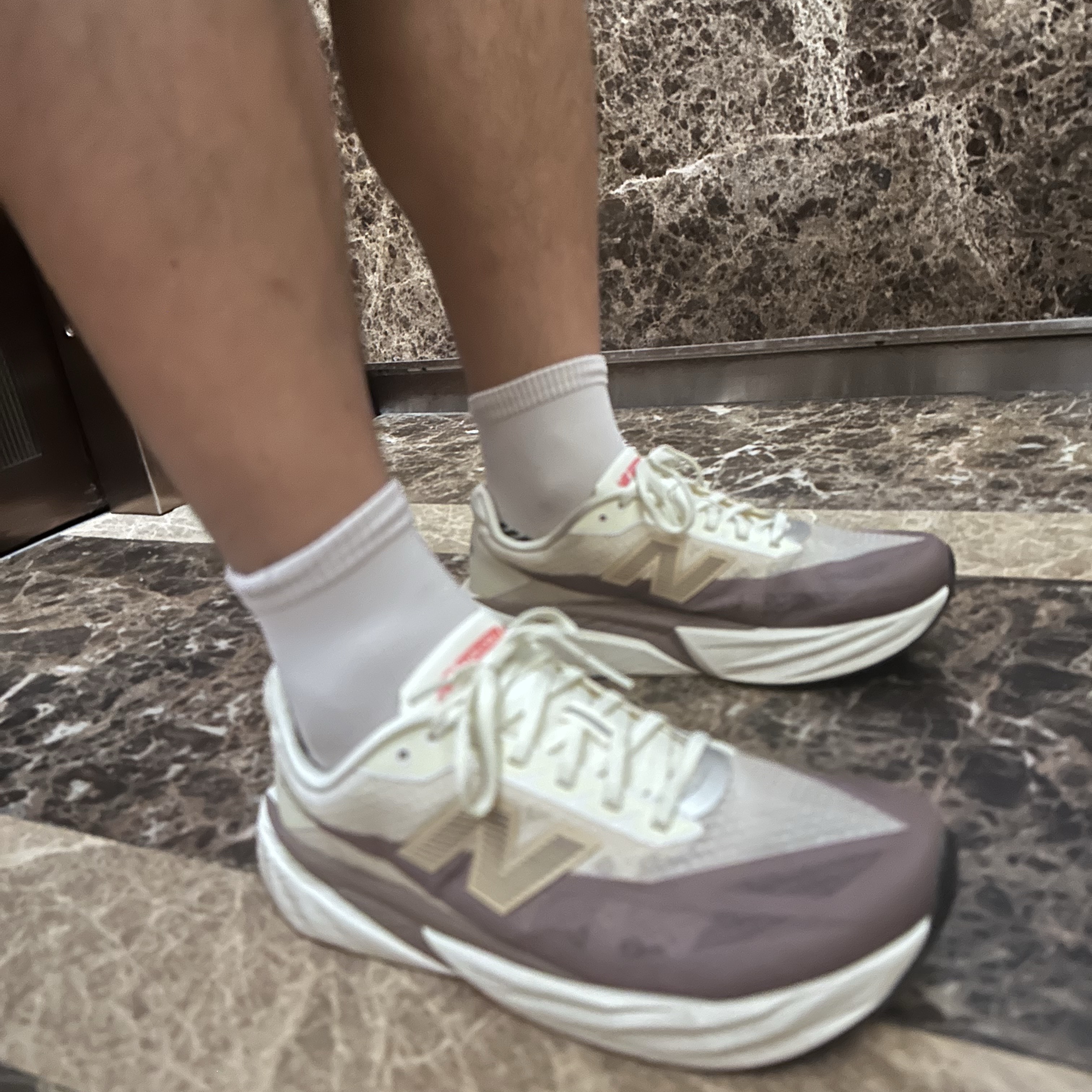 Alex Zono x Woodz New Paths Await Trucker Hat Beige, New Balance FuelCell Rebel v5 Angora Earth Shadow Sea Salt - 2E Wide 착용 스타일 - 2