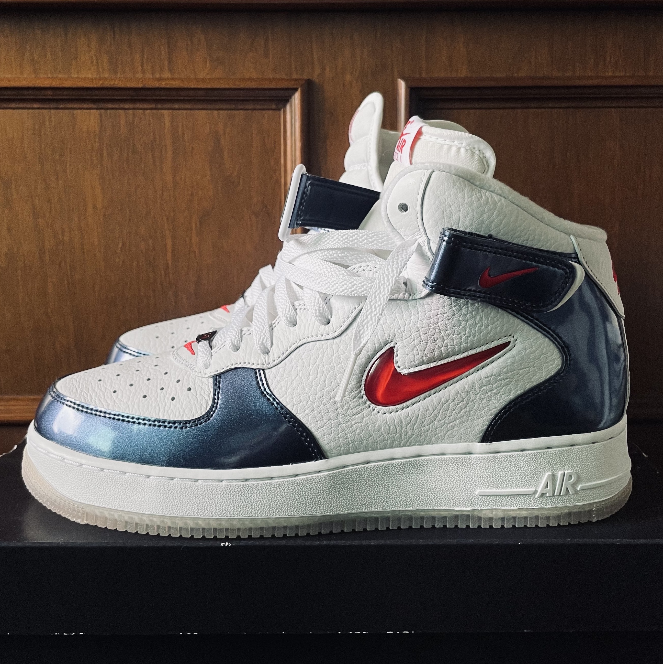 Nike Air Force 1 Mid QS University Red and Midnight Navy 착용 스타일