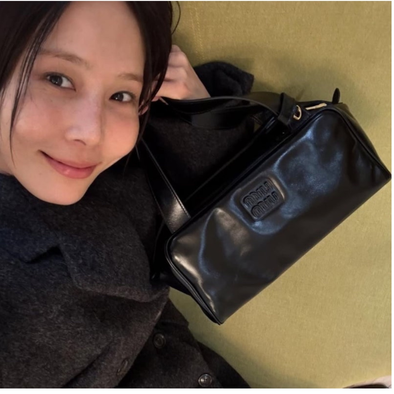 Miu Miu Leather Top Handle Bag Black 착용 스타일 - 2