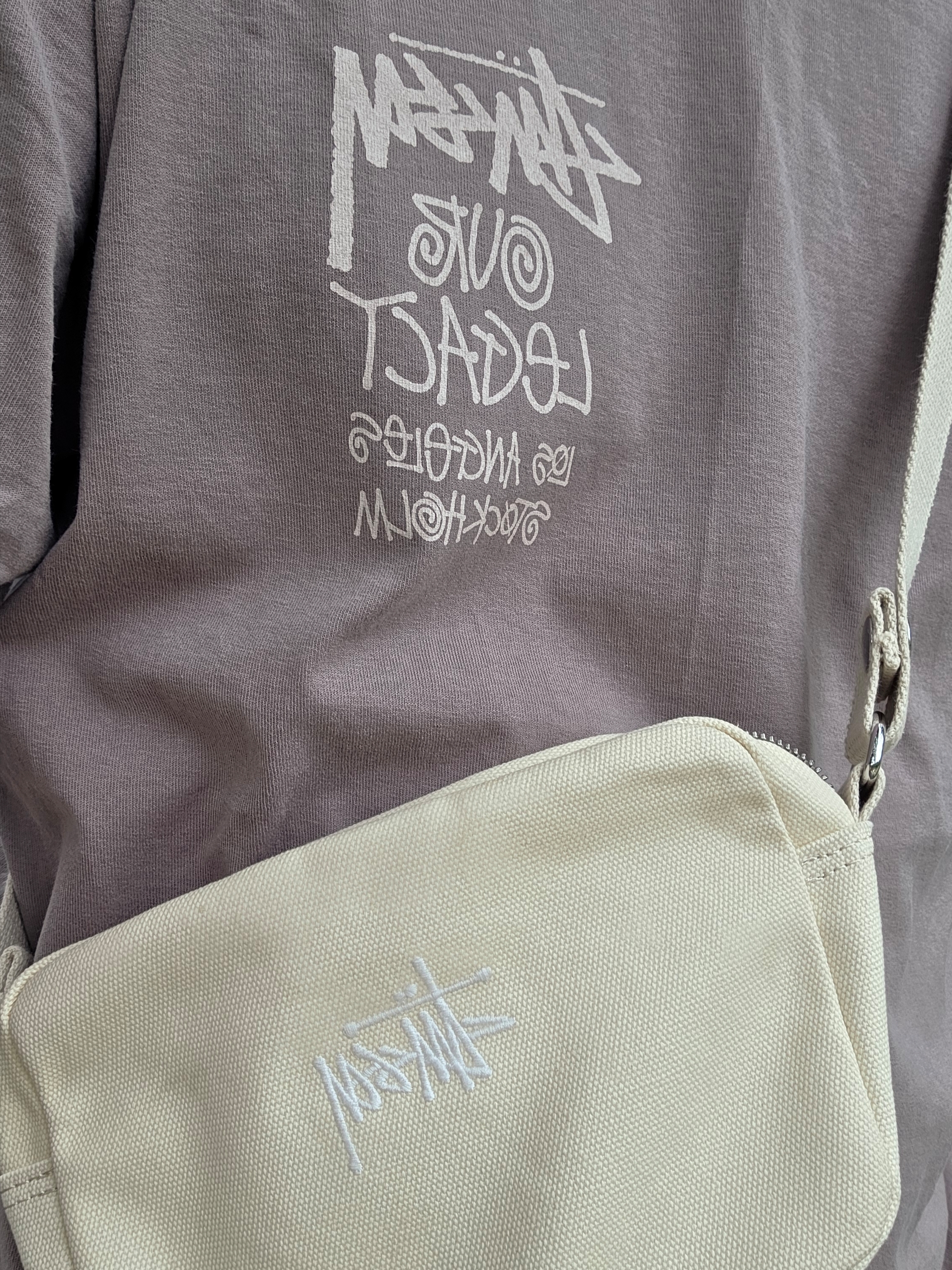 Stussy x Our Legacy Work Shop 8 Ball Pigment Dyed Yin Yang T-Shirt Taupe, Stussy Canvas Side Pouch Natural 착용 스타일 - 1
