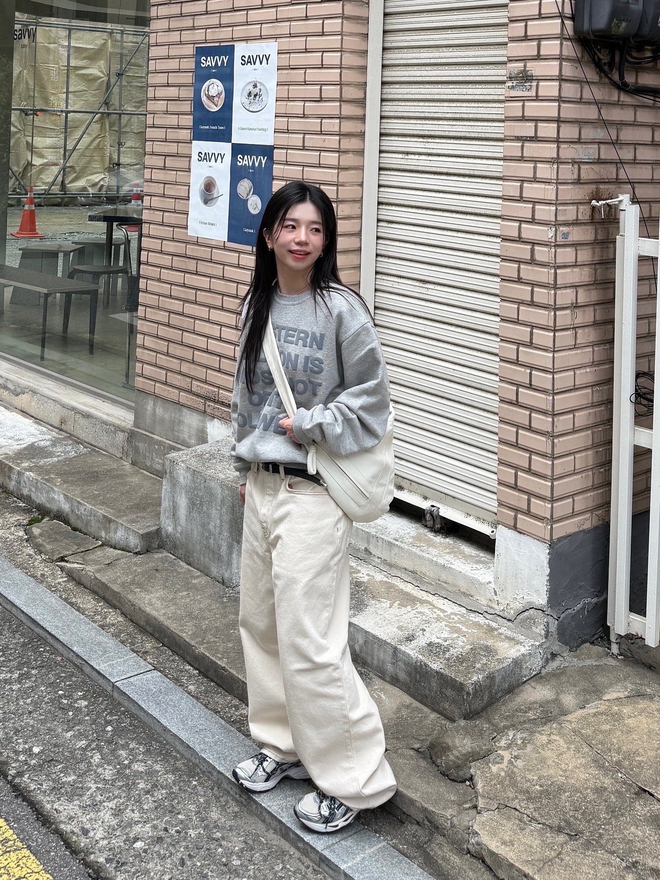 Toga Too Chain Key Ring Belt Black - 25FW, Lemaire Large Croissant Bag Soft Nappa Leather White 착용 스타일 - 4