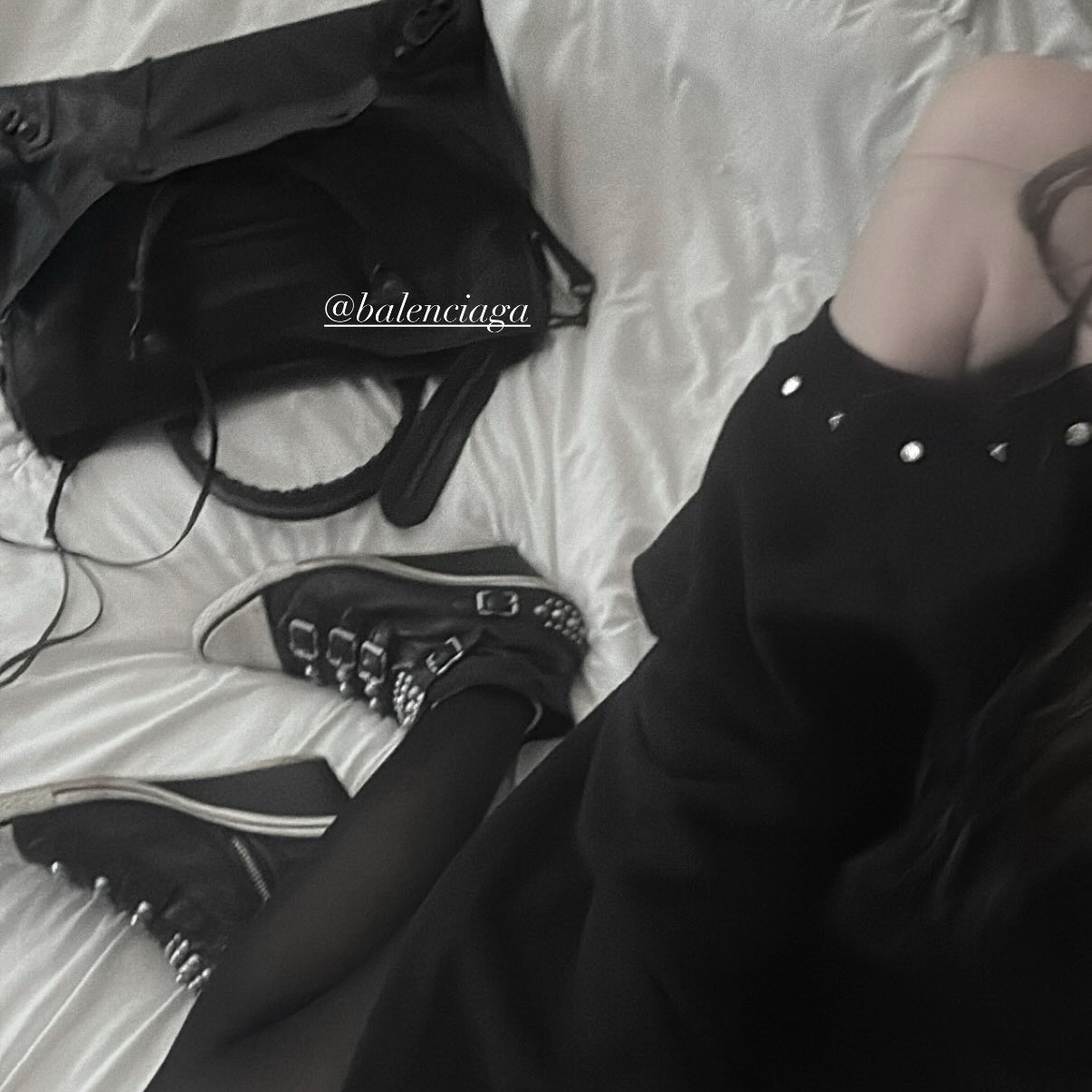 Balenciaga Le City Small Bag Black 착용 스타일 - 2