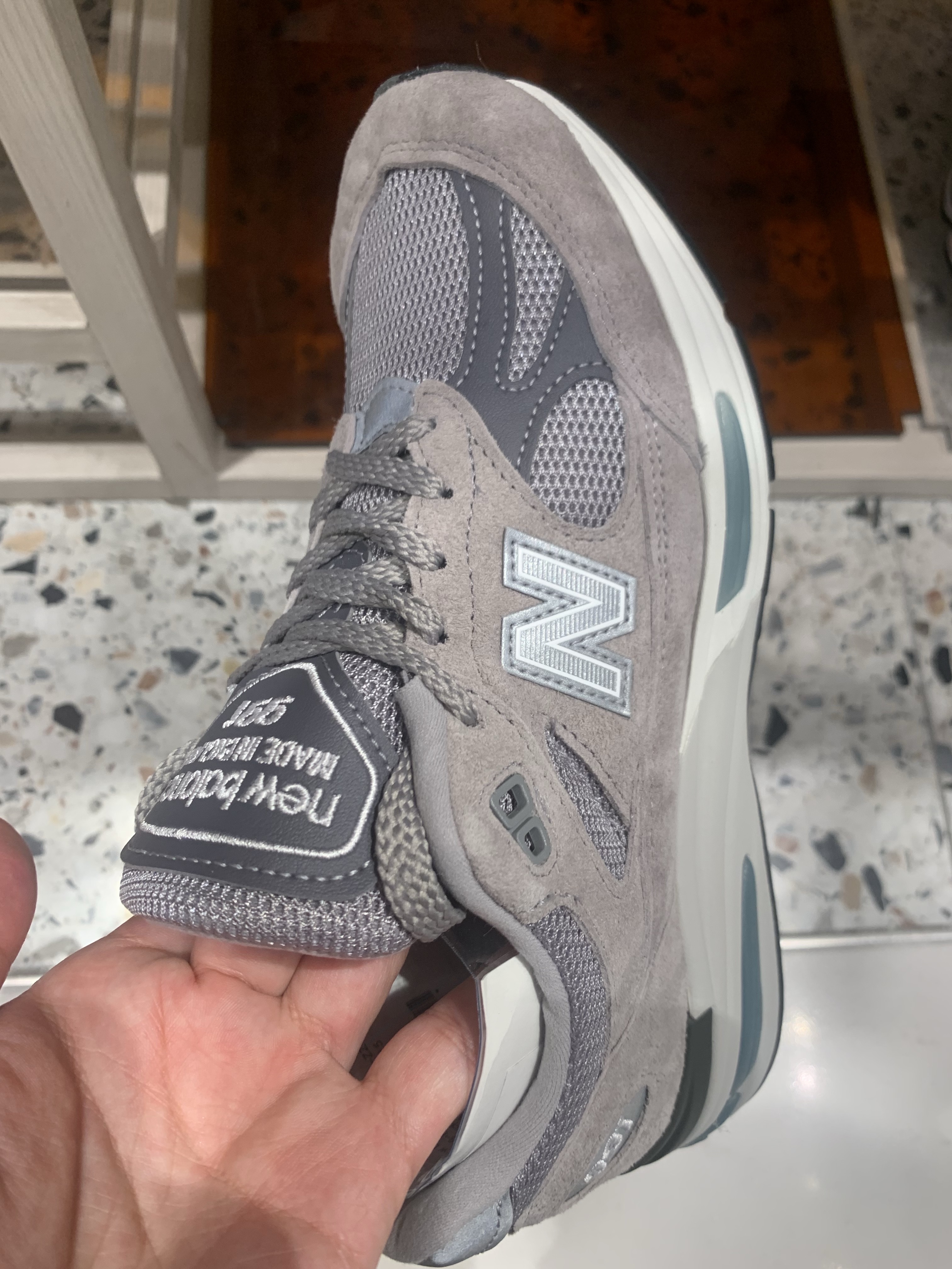 New Balance 991v2 Made in UK Rock Ridge Alloy Silver 착용 스타일