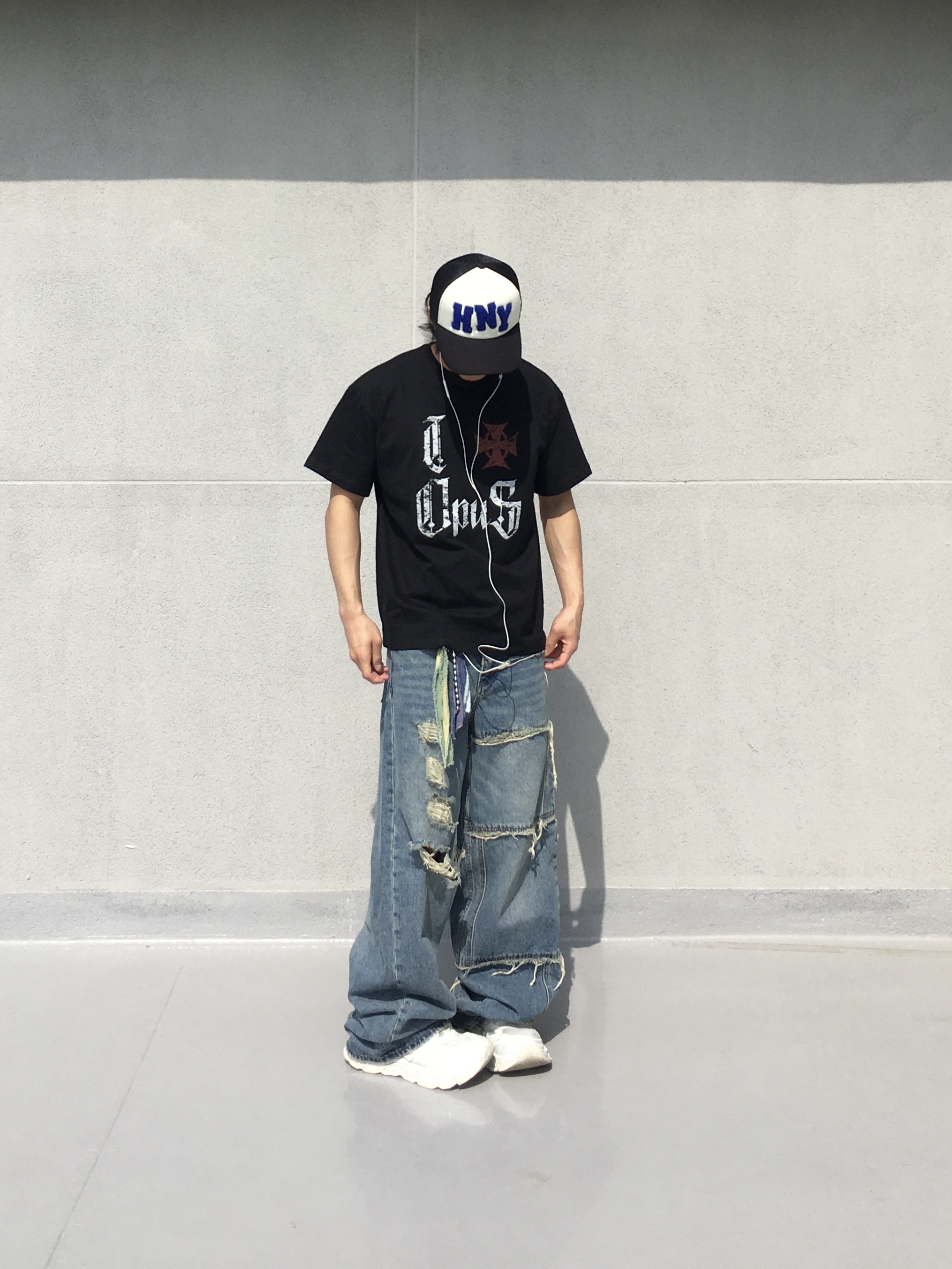 Honey Scoop House HNY Logo Trucker Cap Black 착용 스타일 - 1
