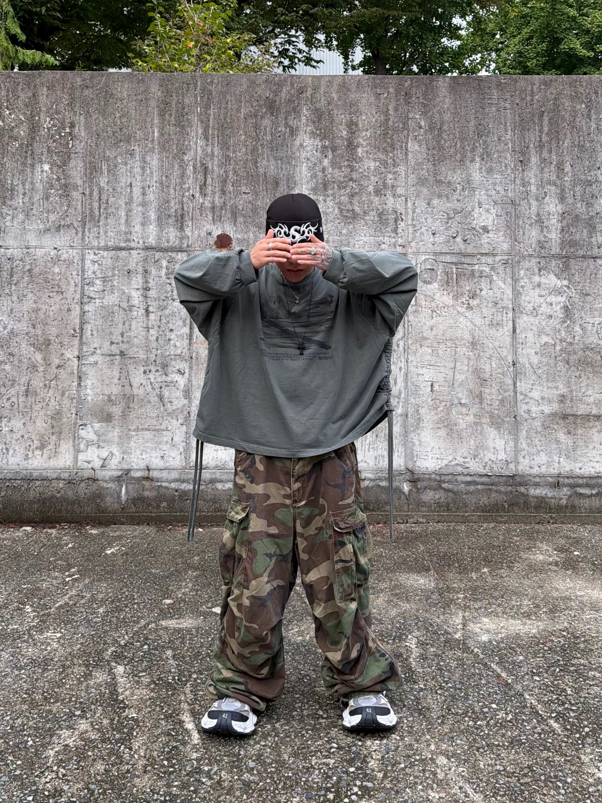 NOD Stone Washed Cargo Pants Camo, Supreme New Era Tribal S Logo Beanie Black - 25FW 착용 스타일 - 2