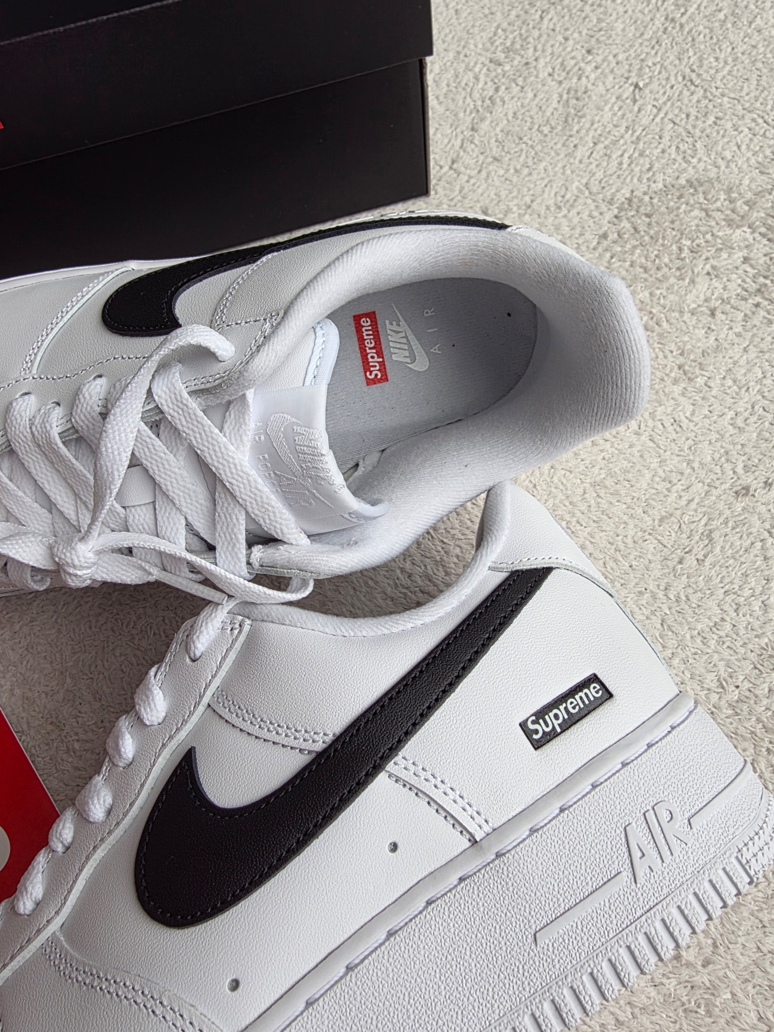 Nike x Supreme Air Force 1 Low White 착용 스타일 - 2