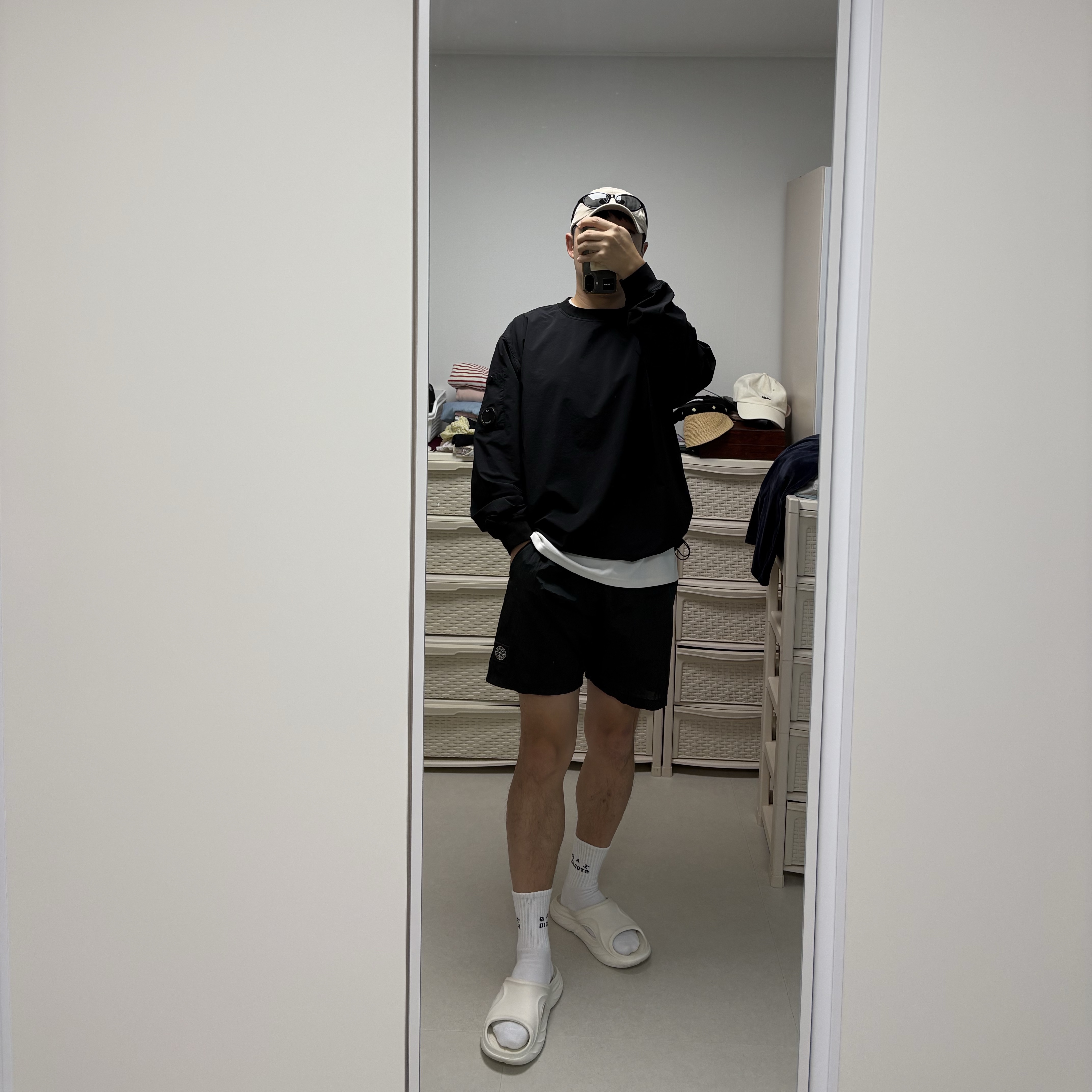 C.P. Company Lens Wappen Cotton Sweatshirt Black - 25SS, Stone Island B0943 Nylon Metal Swimming Trunk Black - 24SS 착용 스타일