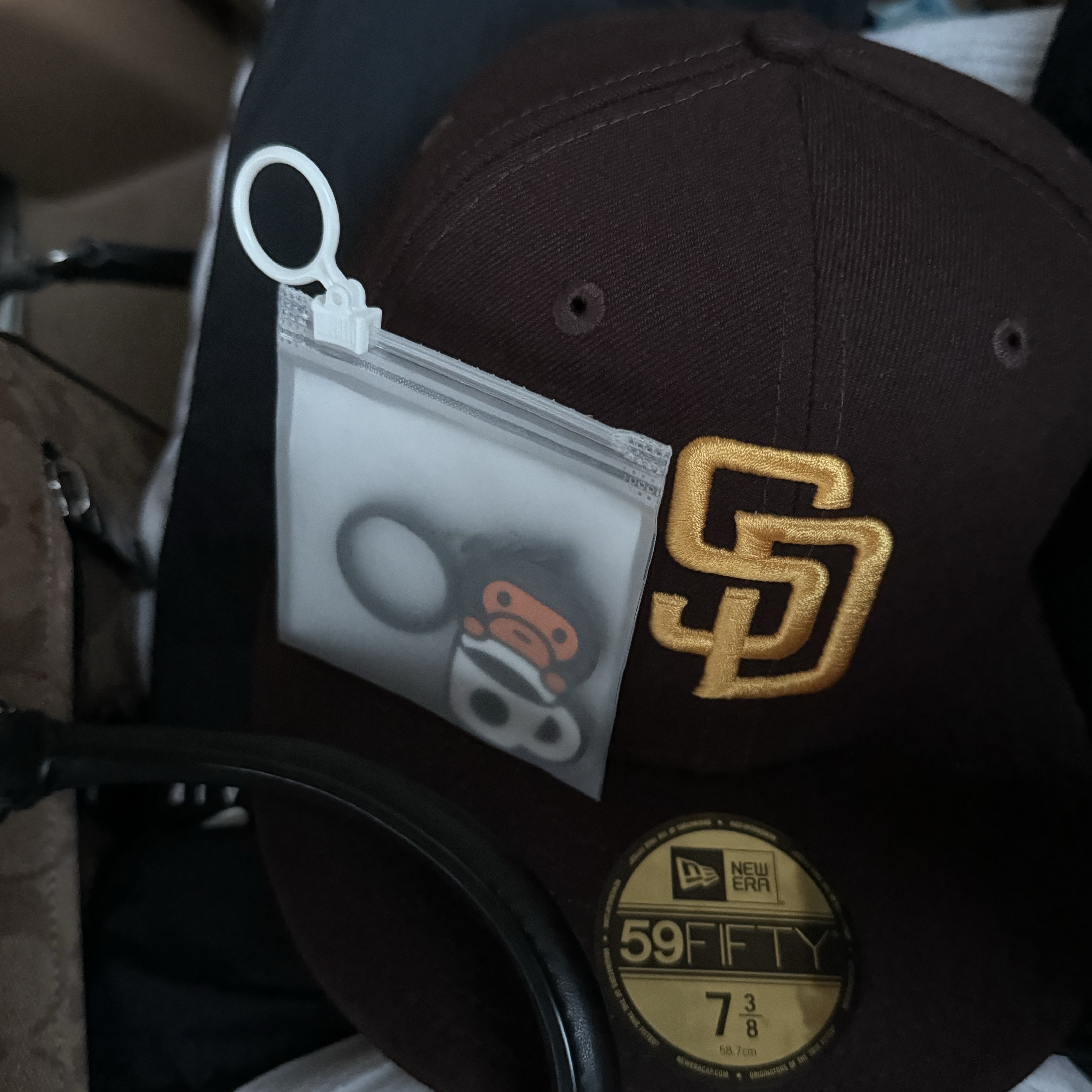 Starbucks x BAPE Baby Milo Keychain, New Era MLB Authentic San Diego Padres Game Brown 착용 스타일 - 1