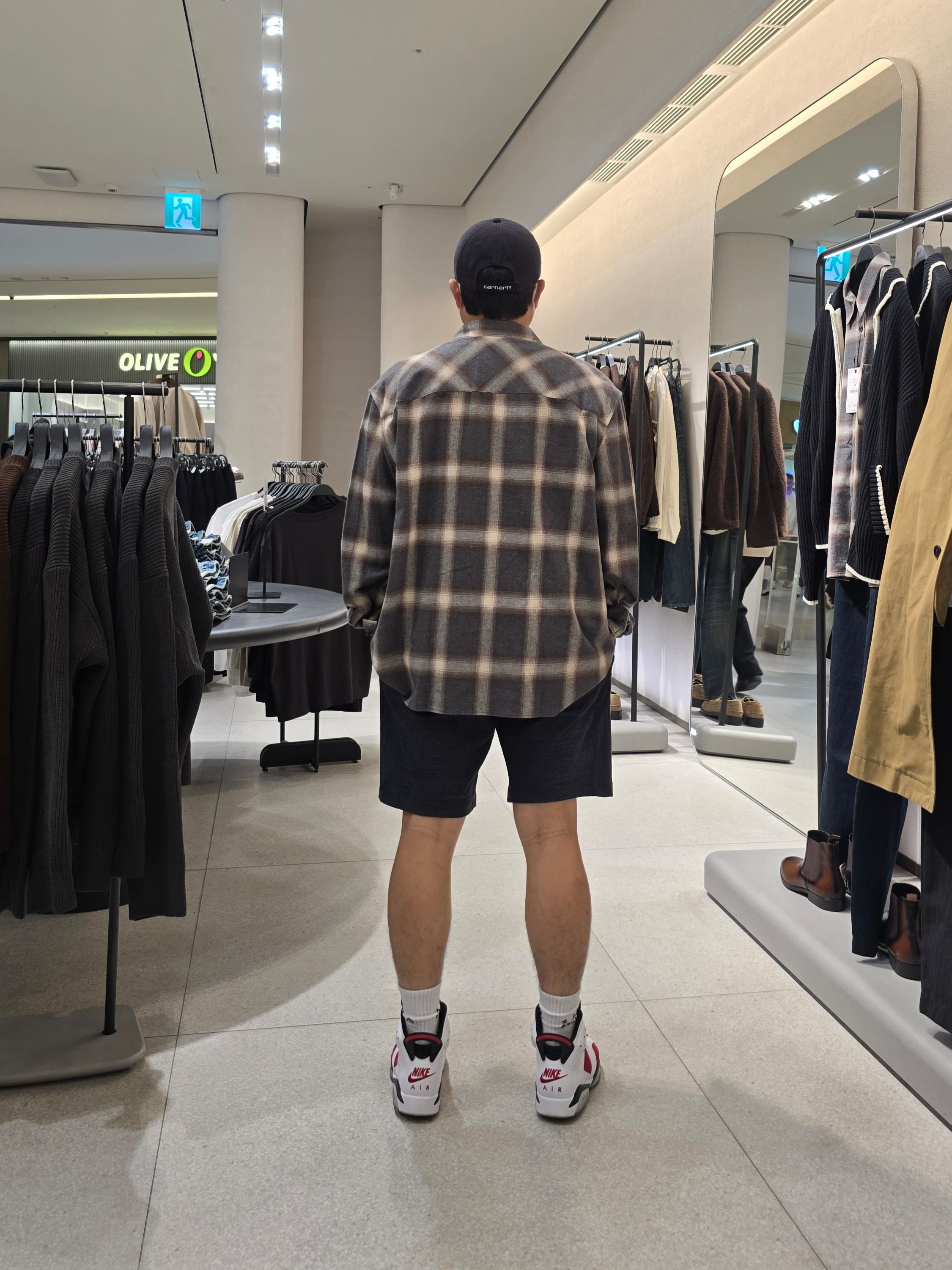 Zara Check Overshirt Dark Brown, Jordan 6 Retro Carmine 2021 착용 스타일 - 2