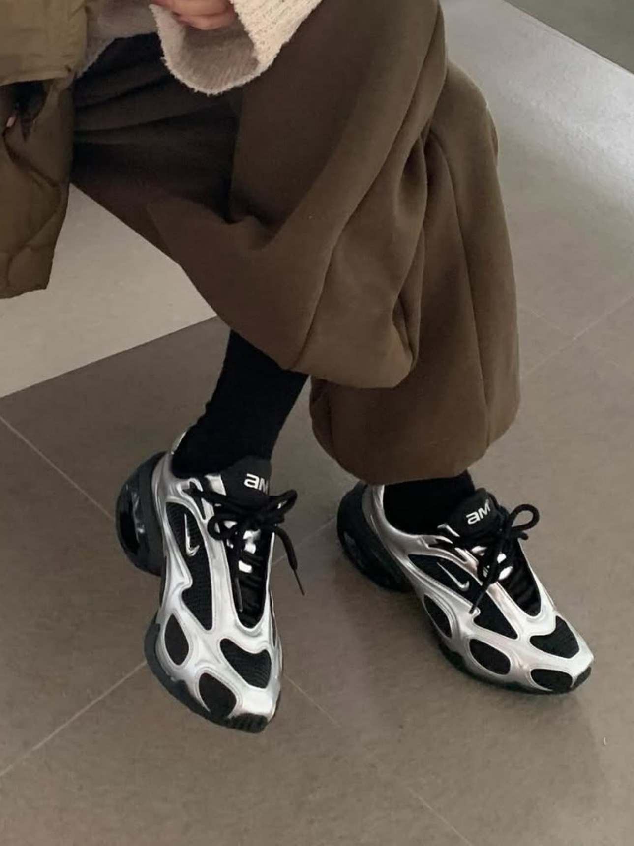 (W) Nike Air Max Muse Black and Metallic Silver 착용 스타일 - 2