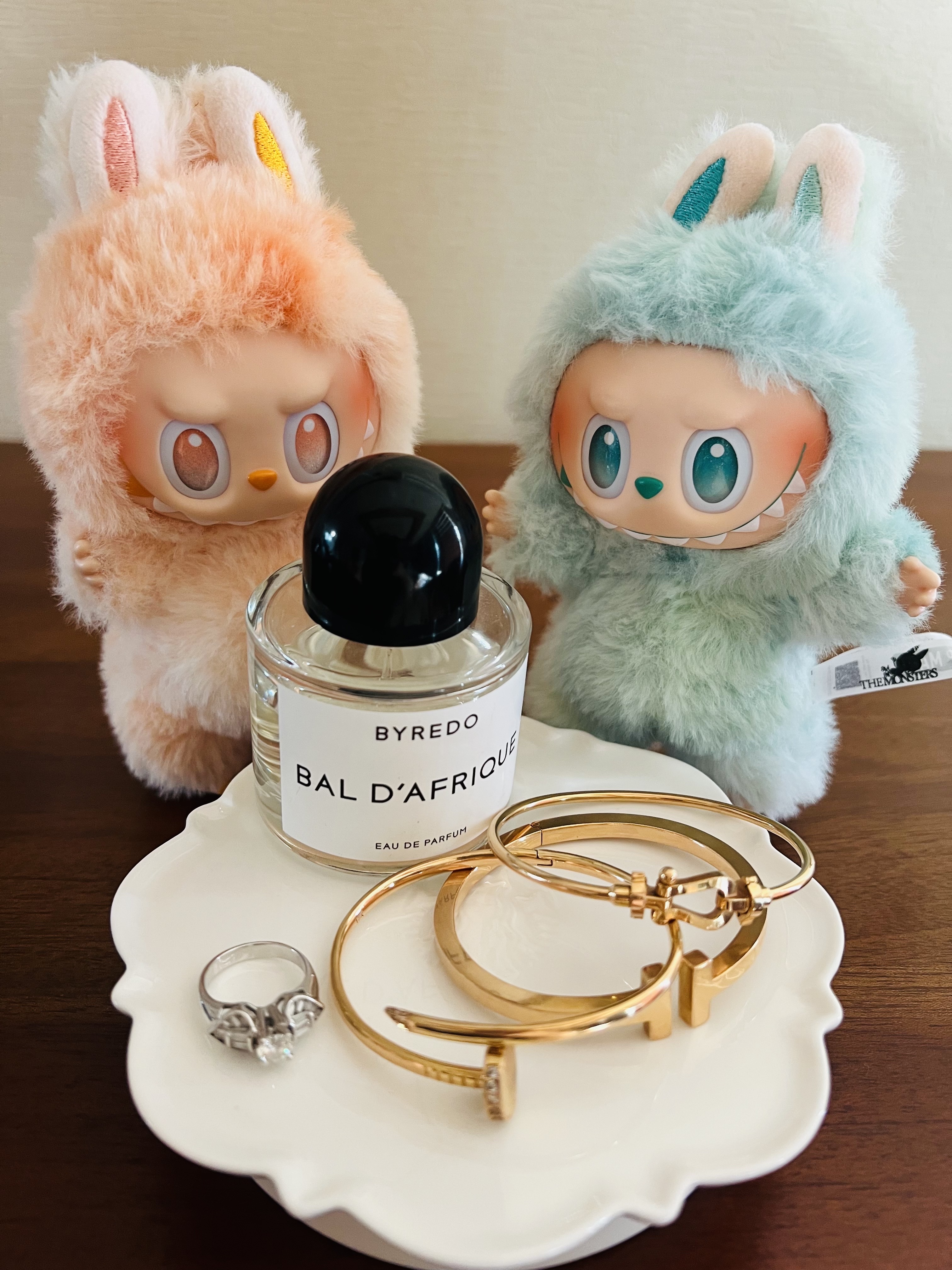 Byredo Bal d'Afrique Eau De Parfum 100ml, Pop Mart Labubu The Monsters Highlight Series Happiness Keyring (Opened Case) 착용 스타일