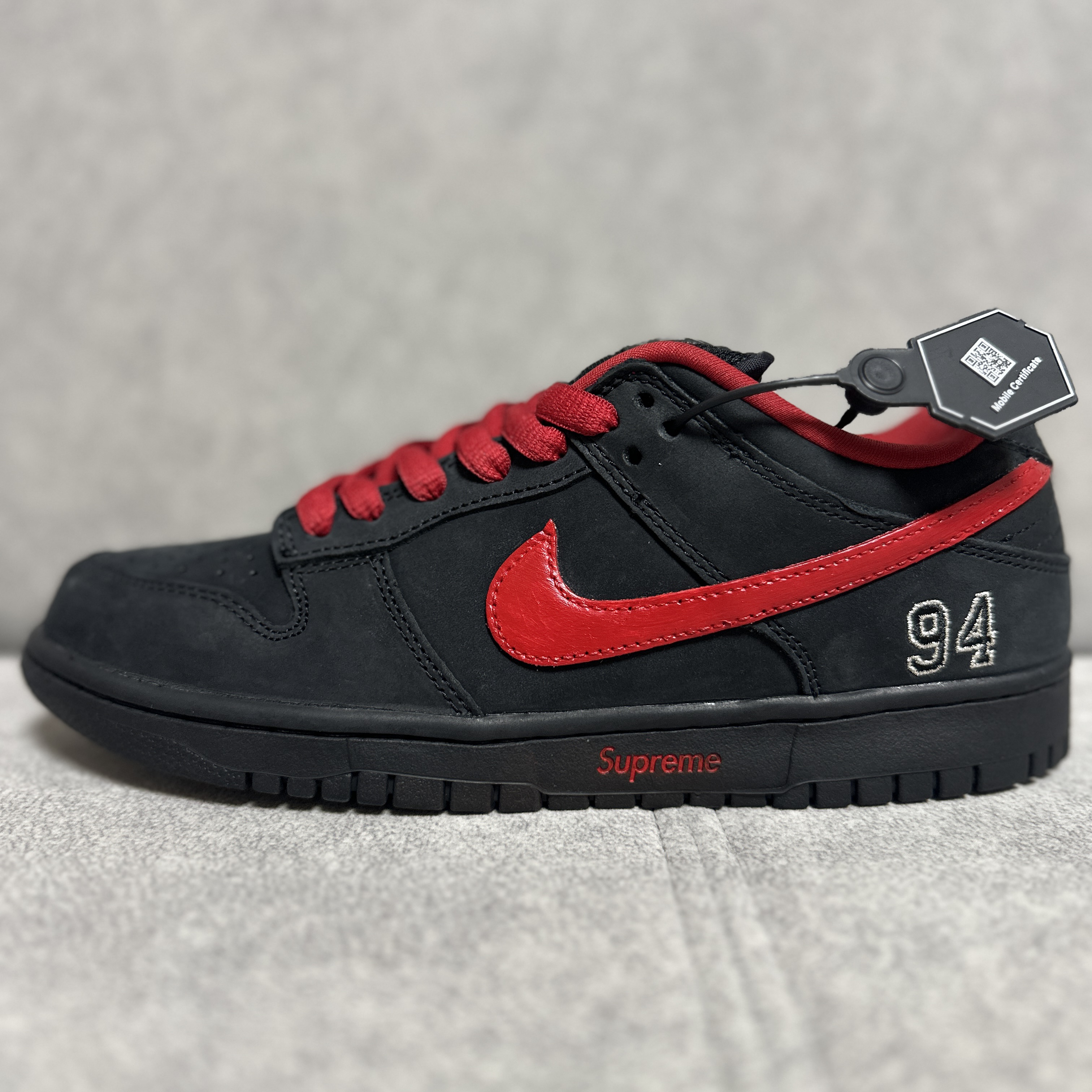 Nike x Supreme SB Dunk Low Black 착용 스타일 - 2