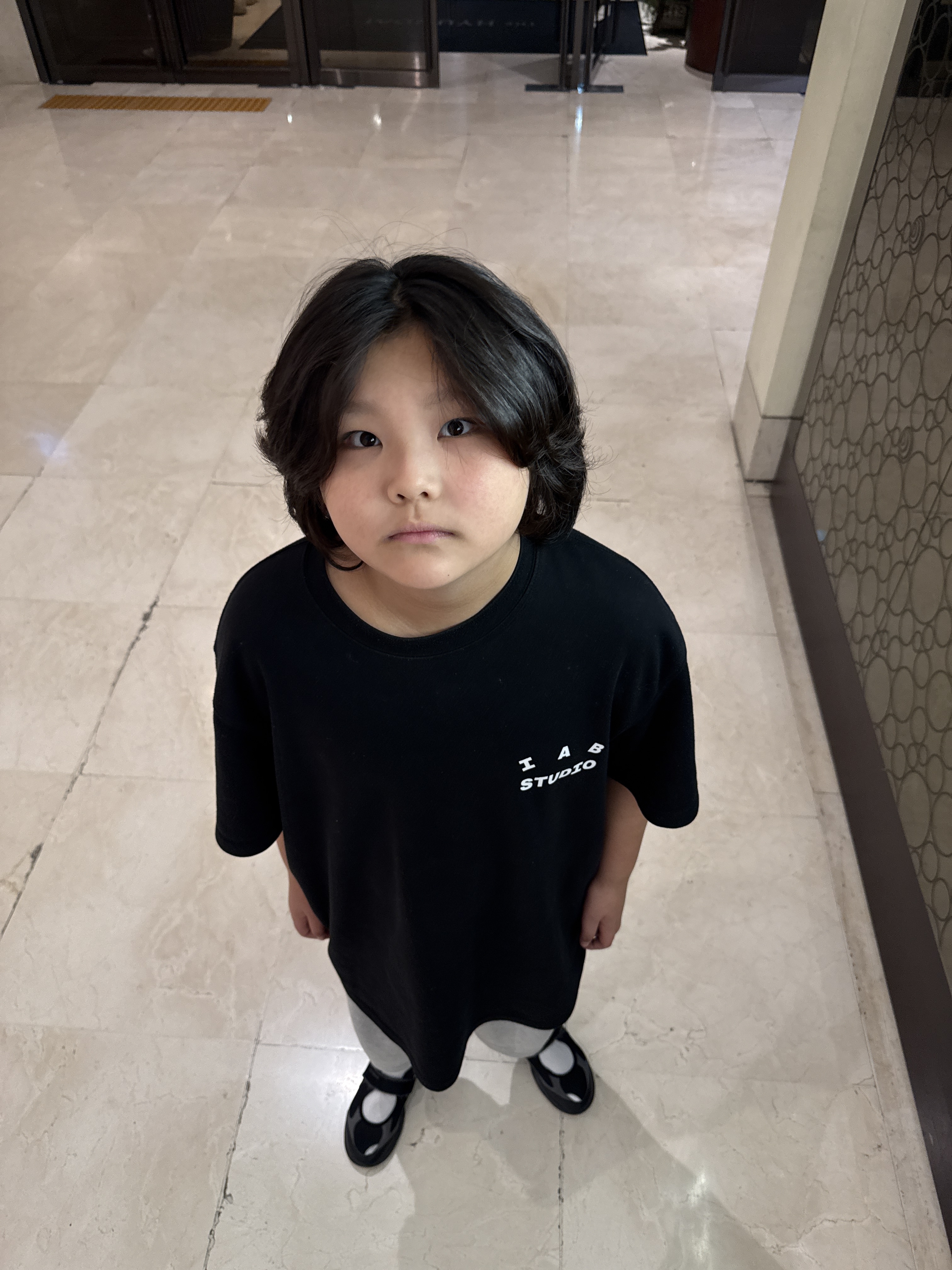 (W) New Balance Breeze SD2202 Black, IAB Studio 10th Anniversary T-Shirts Pack White & Black (2 Pack) 착용 스타일 - 1