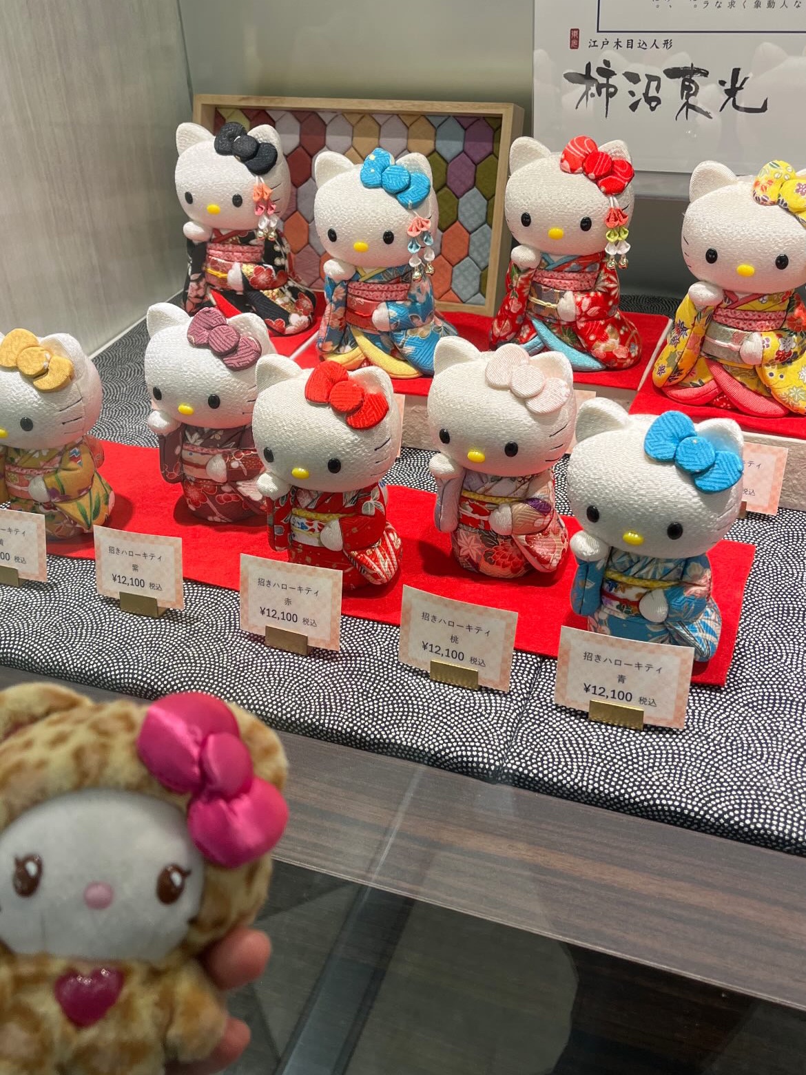 Sanrio Hello Kitty Gal Kuma Mascot Keychain 착용 스타일