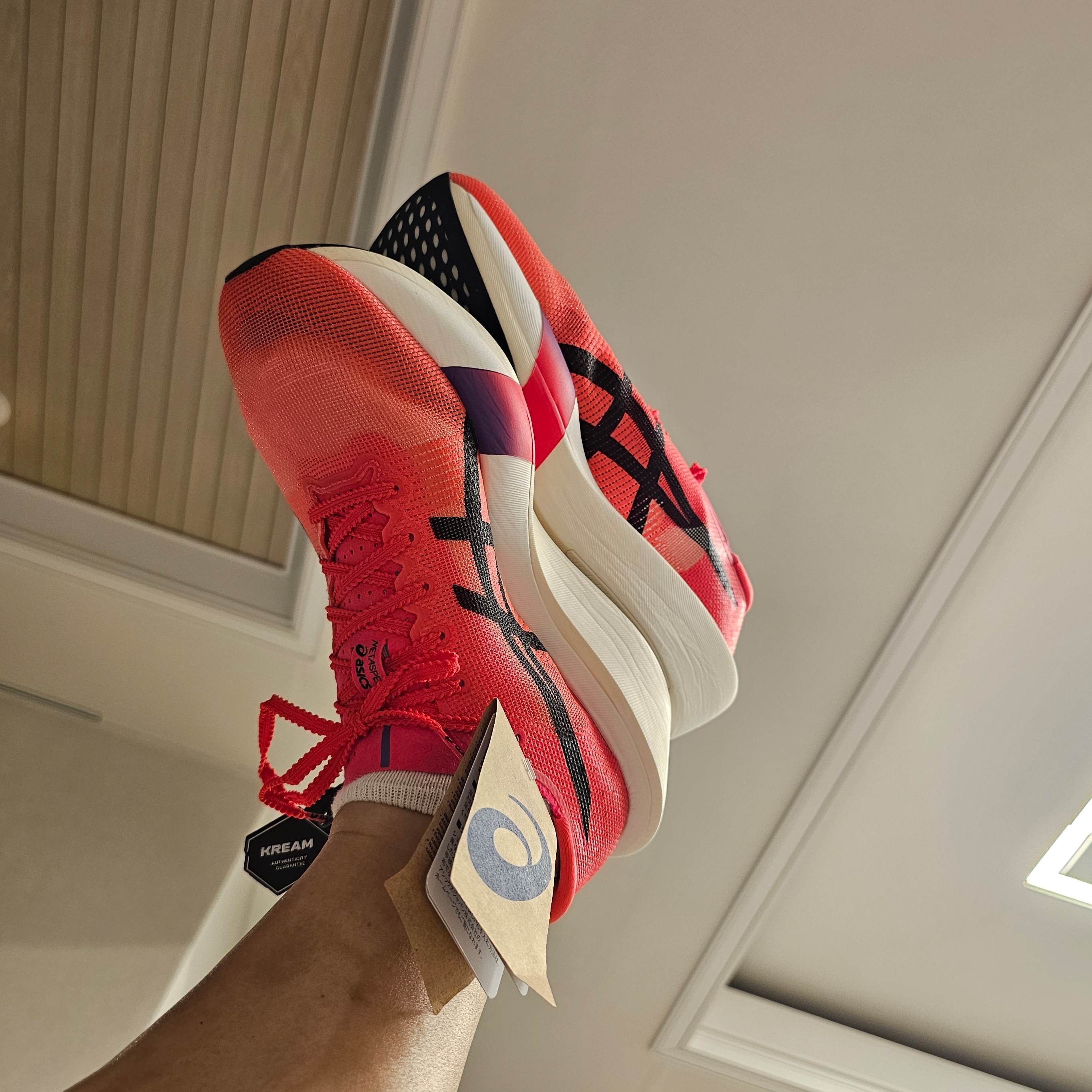 Asics Metaspeed Edge Tokyo Flash Red Black 착용 스타일 - 3