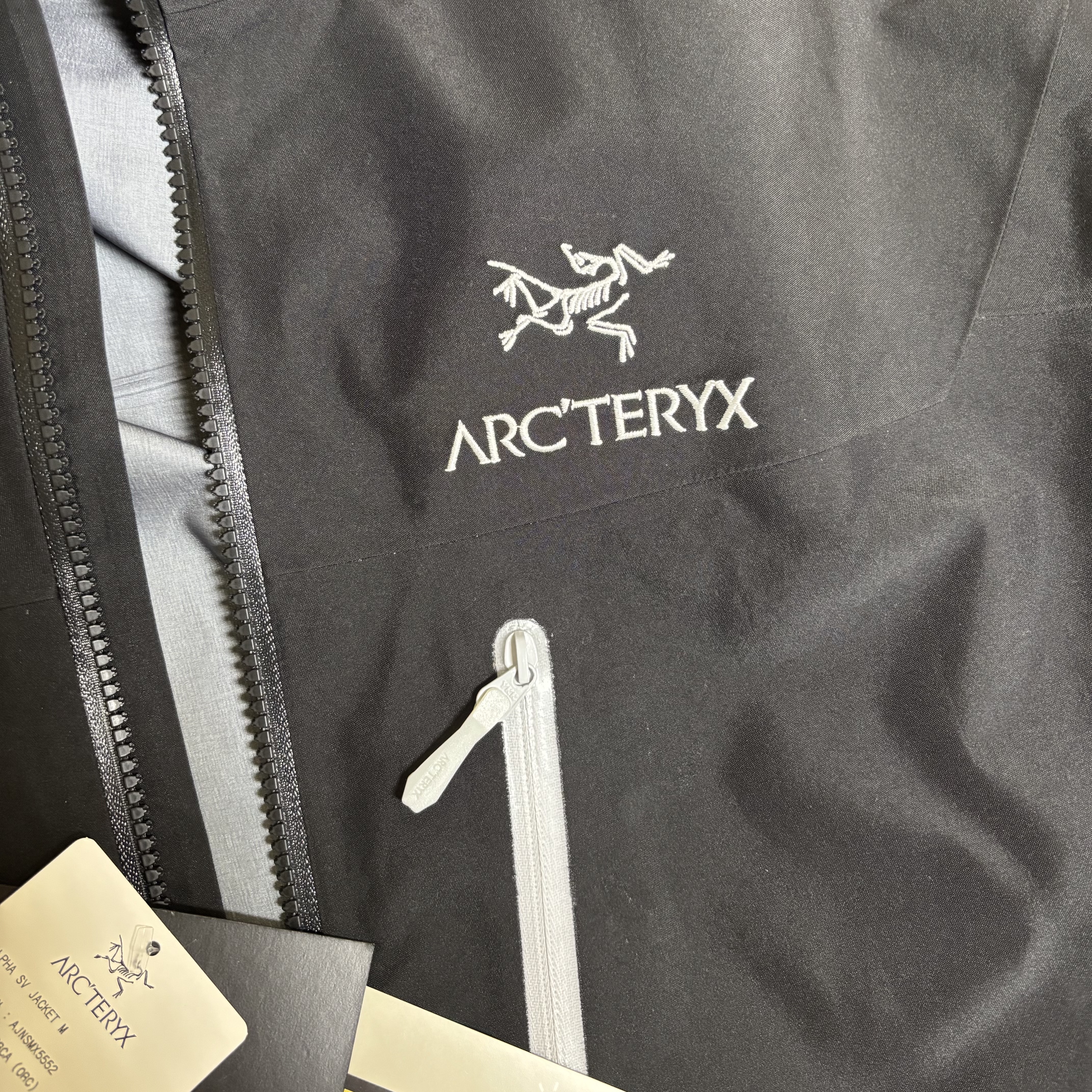Arc'teryx Alpha SV Jacket Orca 착용 스타일 - 2