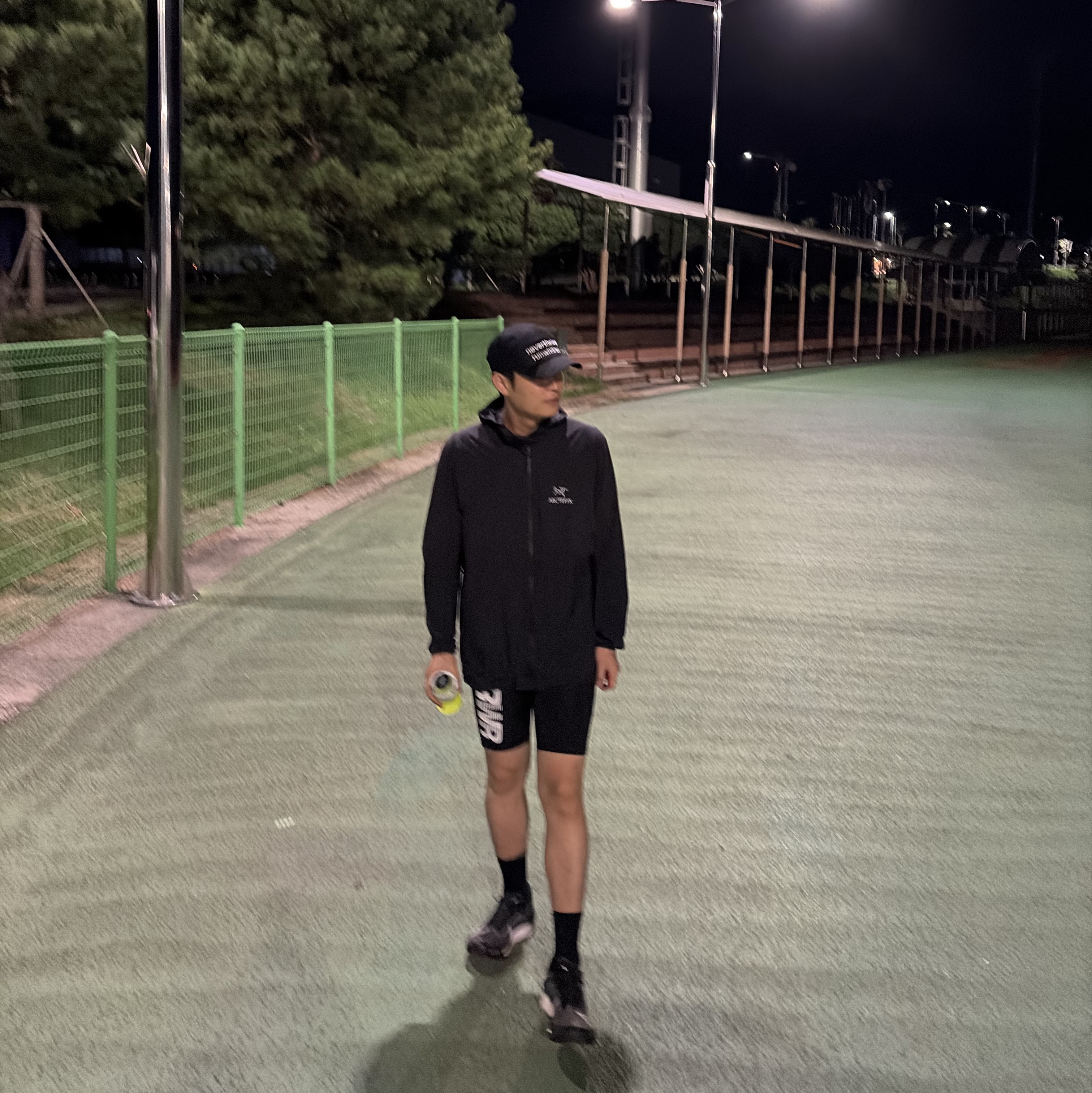 [KREAM 단독] runwhither Half Tights Black, Arc'teryx Squamish Hoody Black 착용 스타일