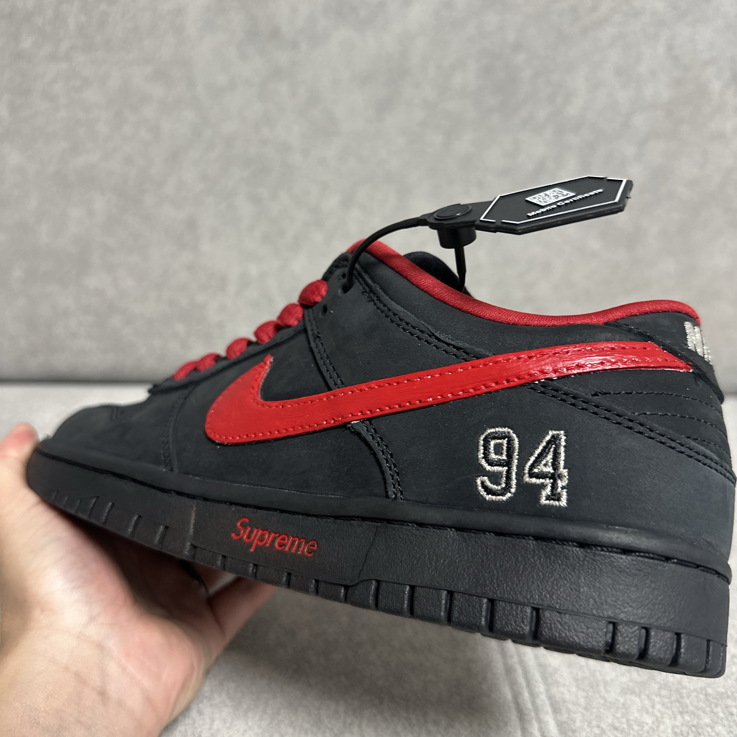 Nike x Supreme SB Dunk Low Black 착용 스타일 - 3