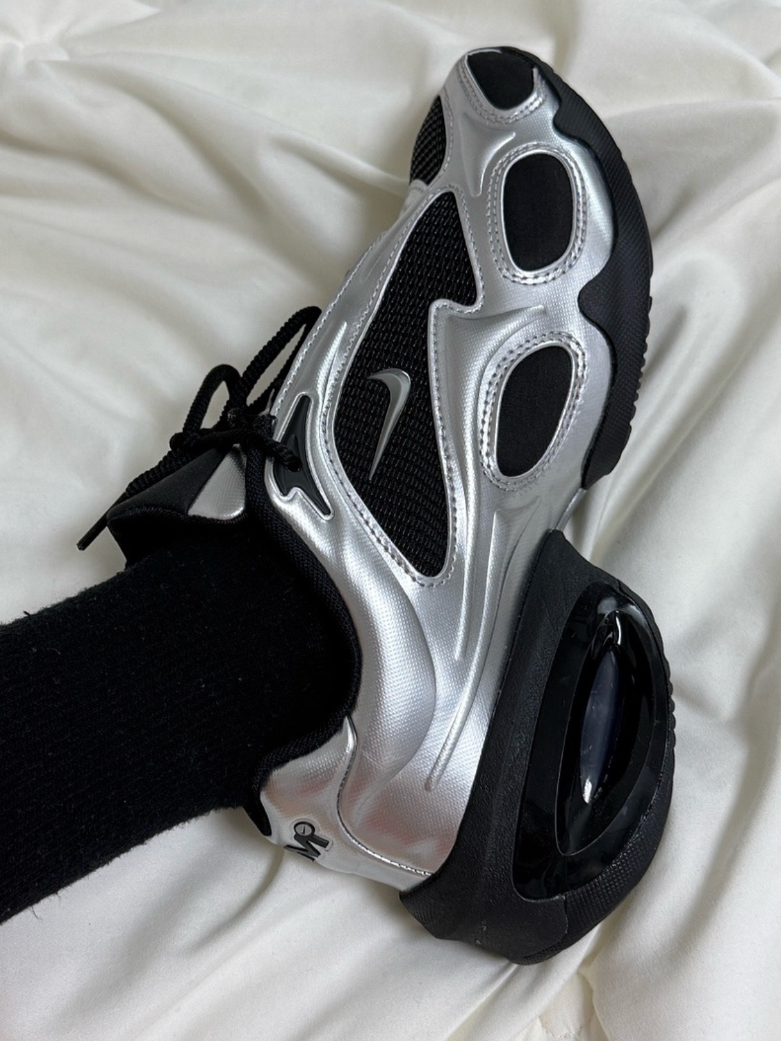 (W) Nike Air Max Muse Black and Metallic Silver 착용 스타일 - 3