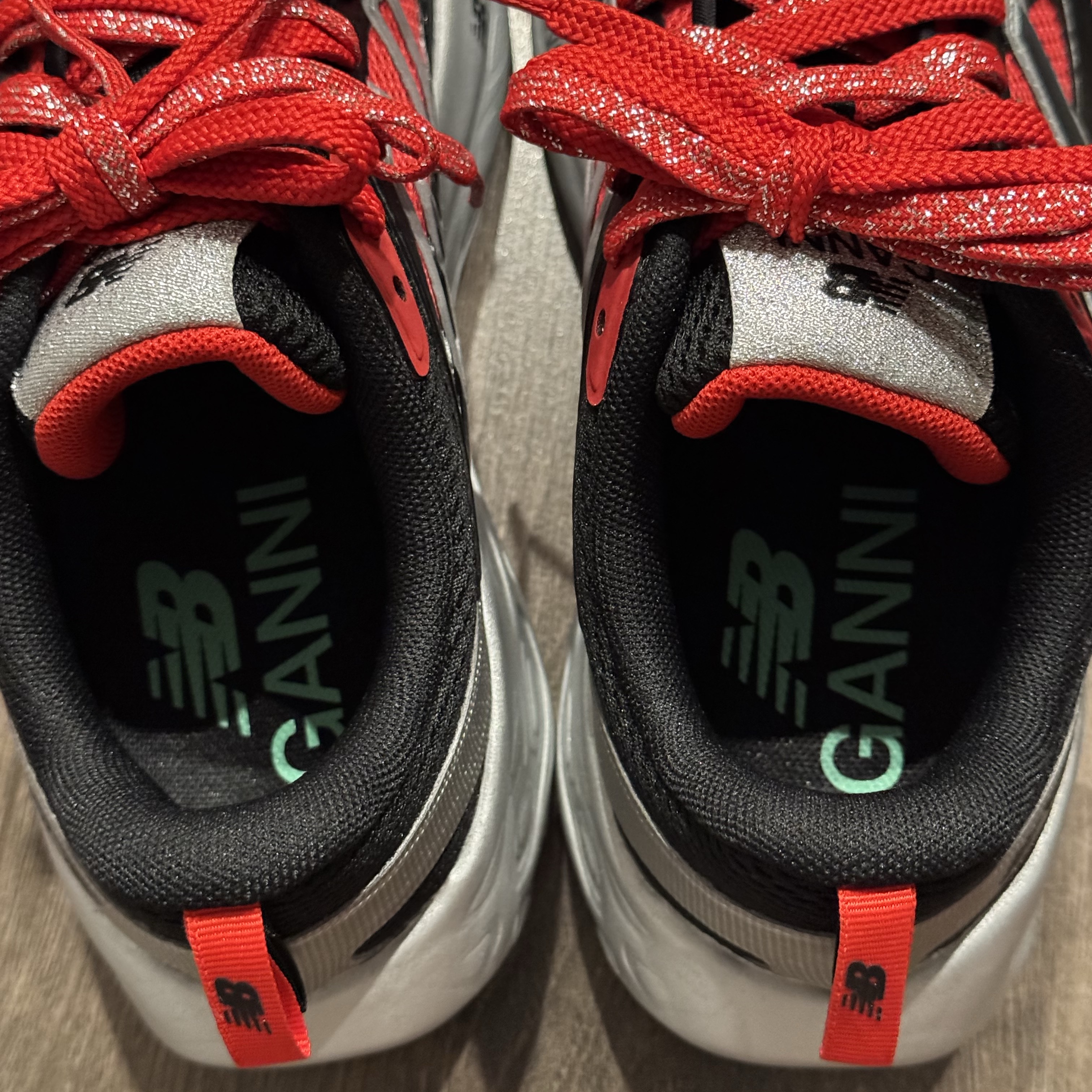 New Balance x Ganni Fresh Foam Racing Red Black 착용 스타일 - 3