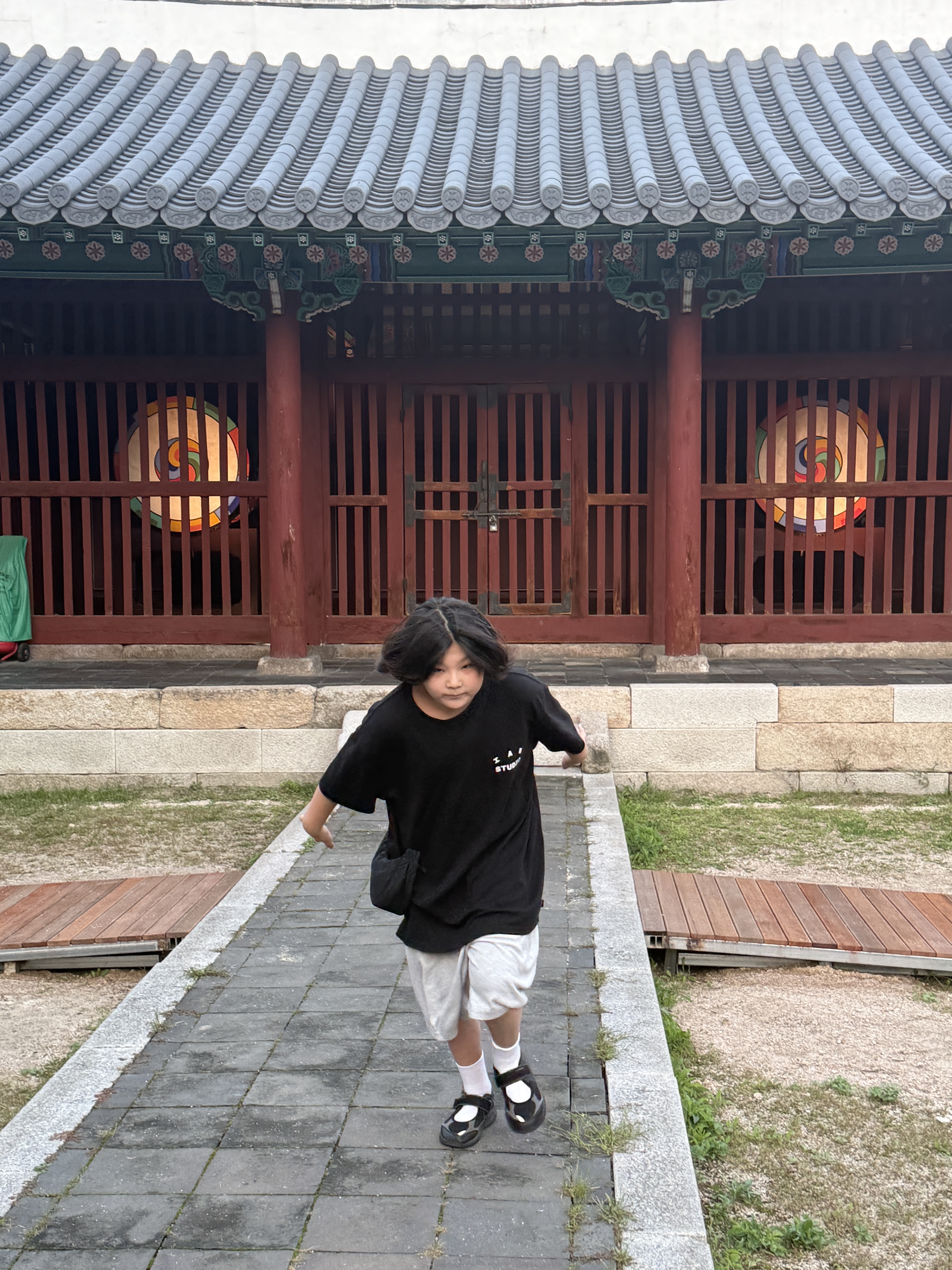 (W) New Balance Breeze SD2202 Black, IAB Studio 10th Anniversary T-Shirts Pack White & Black (2 Pack) 착용 스타일 - 7