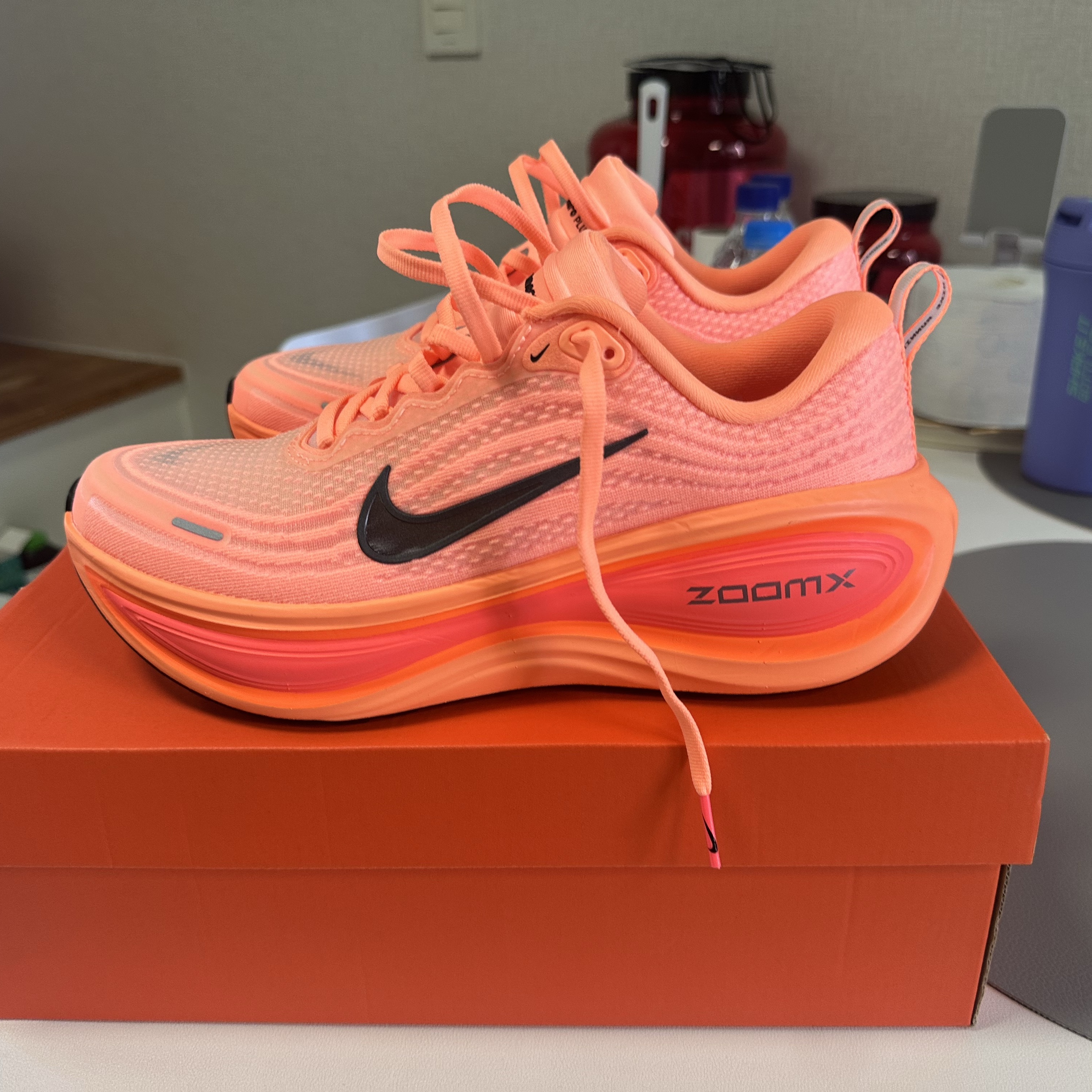 Nike Vomero Plus Orange Pulse Hot Lava 착용 스타일 - 1