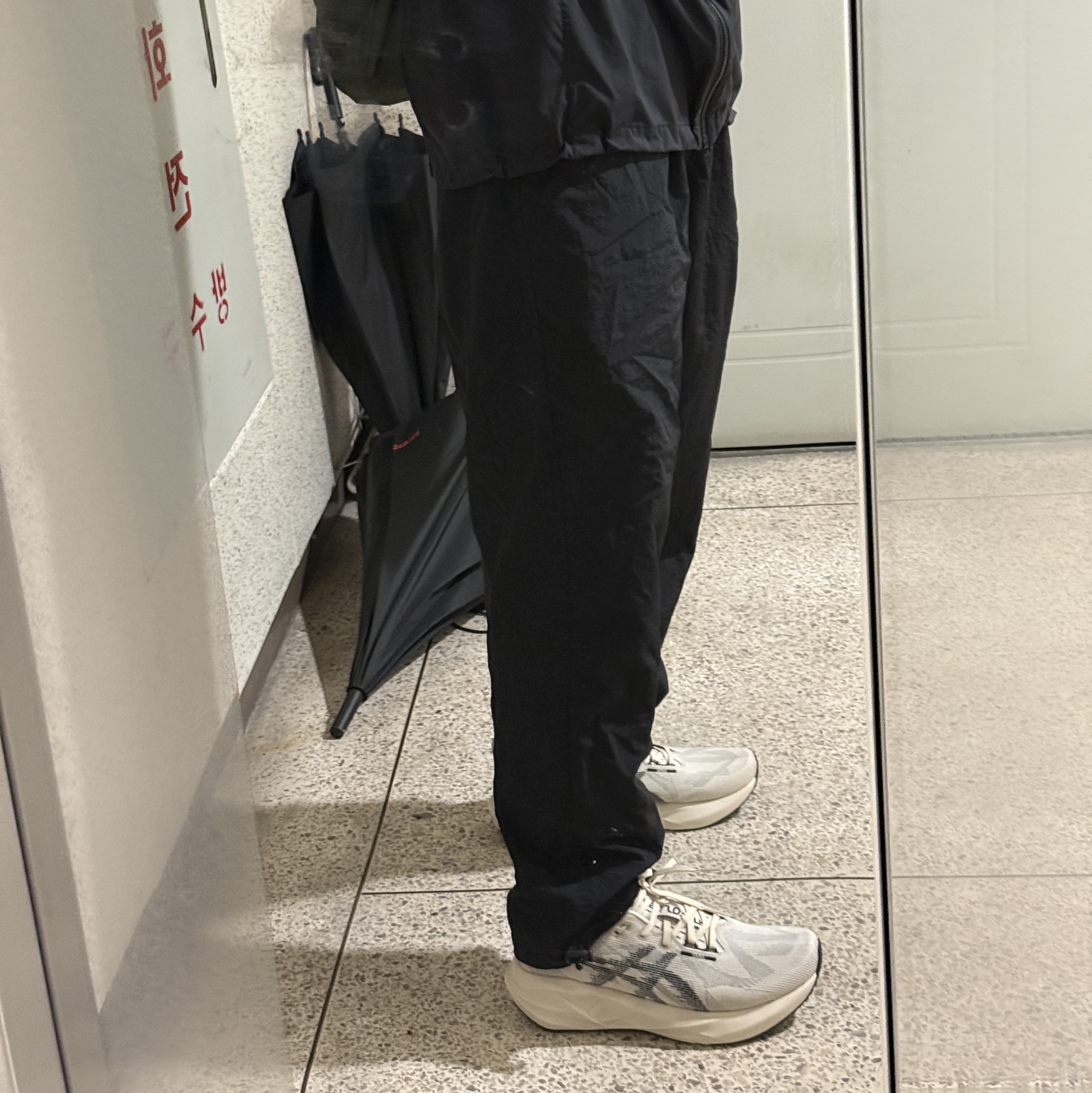 Asics Novablast 5 Oatmeal Black - D Standard 착용 스타일
