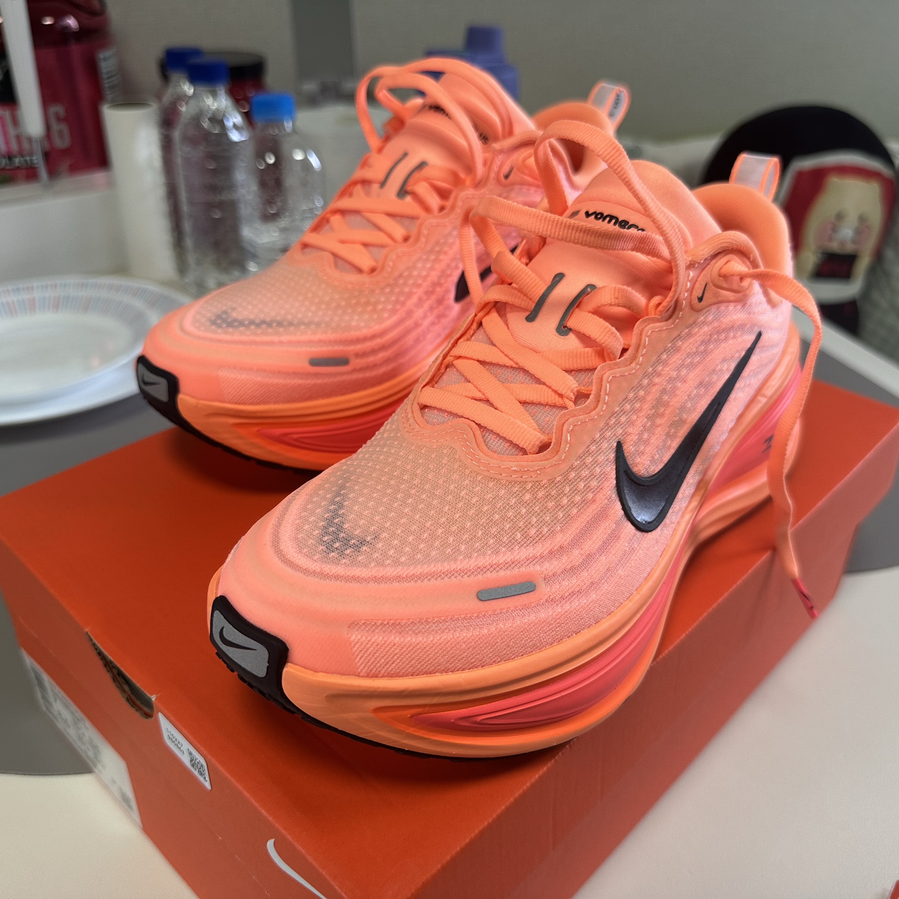 Nike Vomero Plus Orange Pulse Hot Lava 착용 스타일 - 5