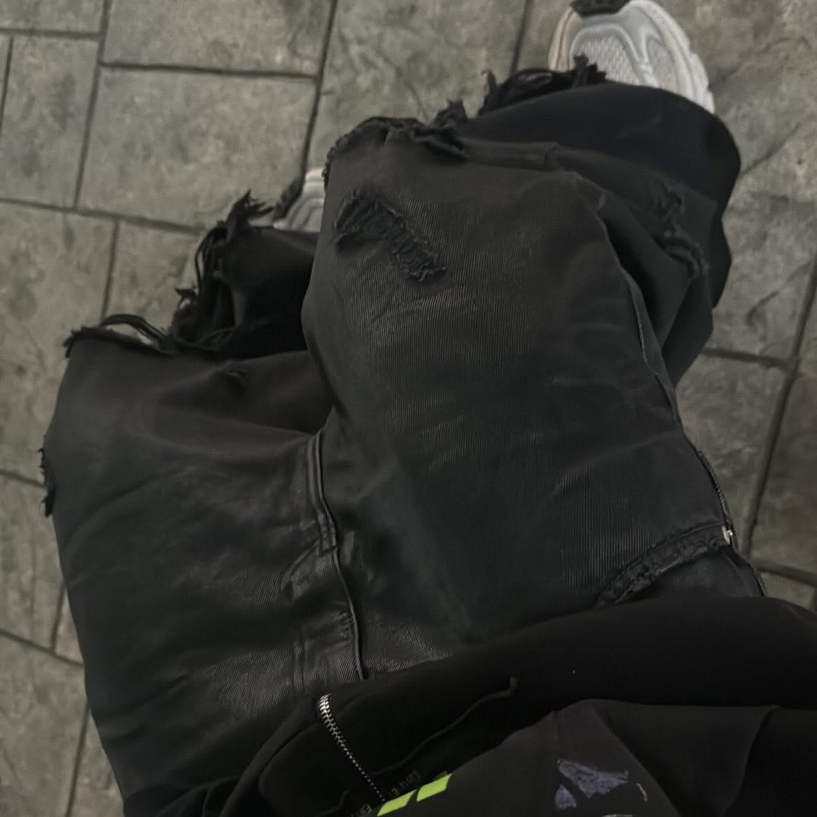 Balenciaga Explorer Mini Backpack Black, Balenciaga 10XL Sneakers White Grey Silver Black 착용 스타일 - 2