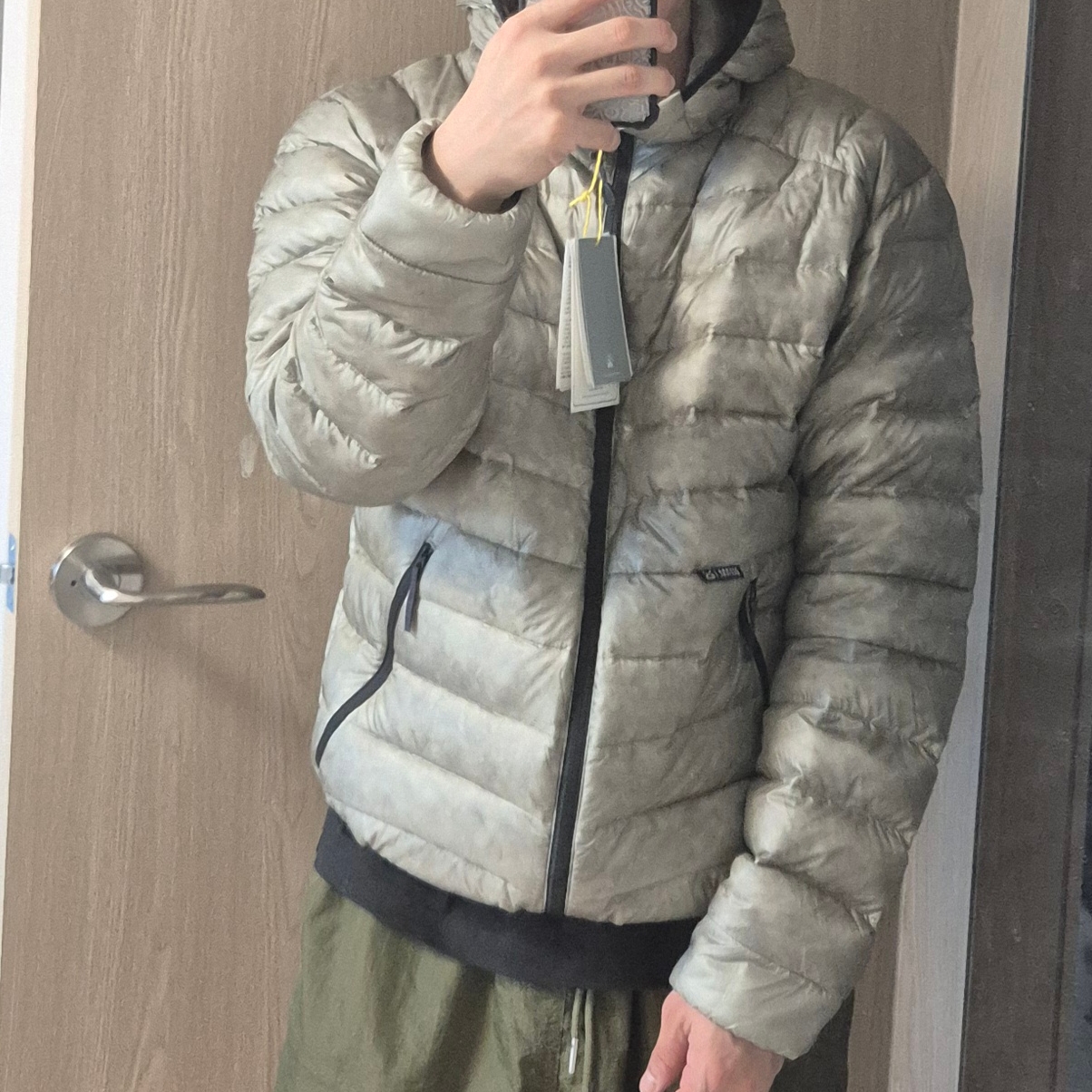 SIERRA DESIGNS W Muir Lightweight Goose Down Hooded Jacket Light Grey 착용 스타일 - 2