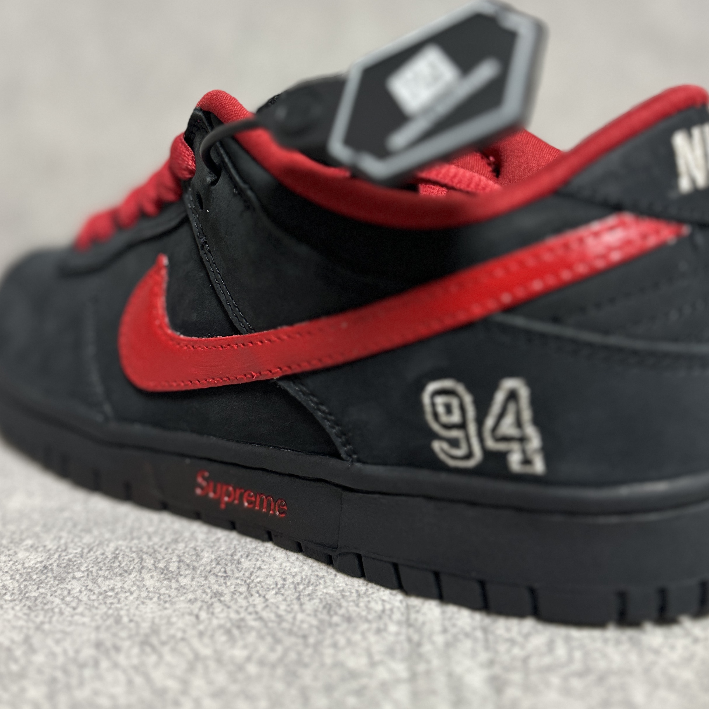Nike x Supreme SB Dunk Low Black 착용 스타일 - 6