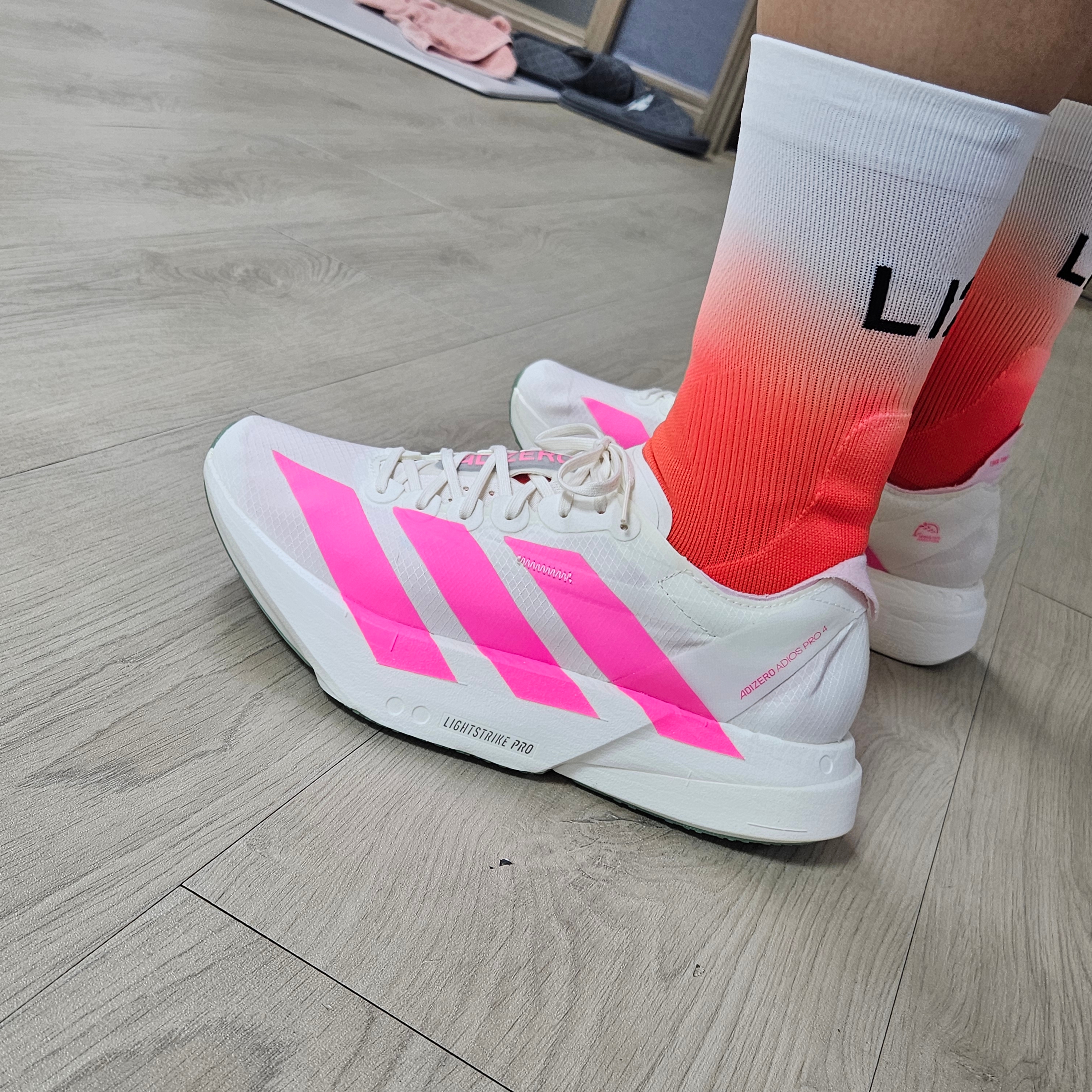 (W) Adidas Adizero Adios Pro 4 Off White Lucid Pink 착용 스타일