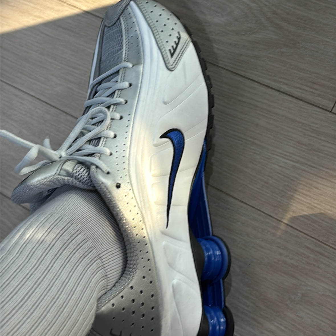 Nike Shox R4 White Racer Blue 착용 스타일